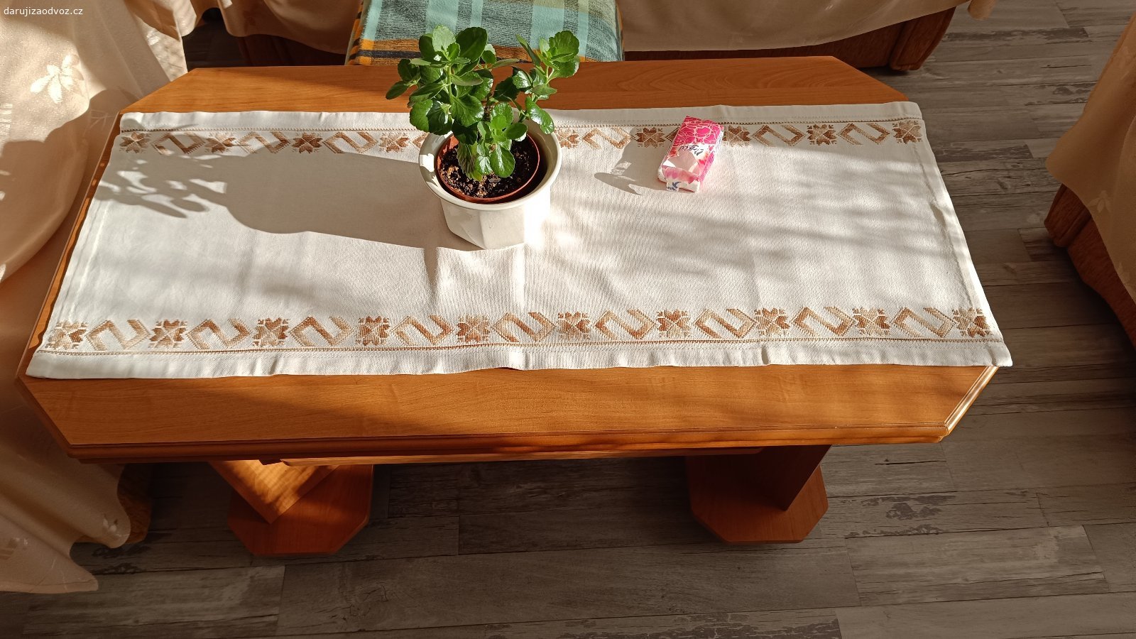 Daruji za odvoz. Daruji za odvoz dvě křesla, gauč, taburet, stolek a postel.