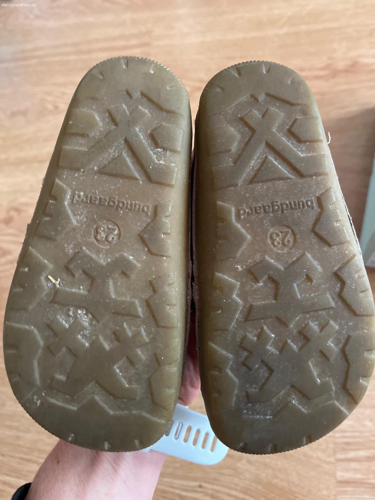 Daruji za postovne bf sandalky Bundgaard vel 23. daruji za kod balikovny/zasilkovny bf sandalky, vel 23 - po jednou diteti, bohuzel jsou utrzene 4 kvetinky, sikovni rodice zvladnou opravit . celokozene, jinak jsou sandalky ve velmi dobrem nosenem stavu