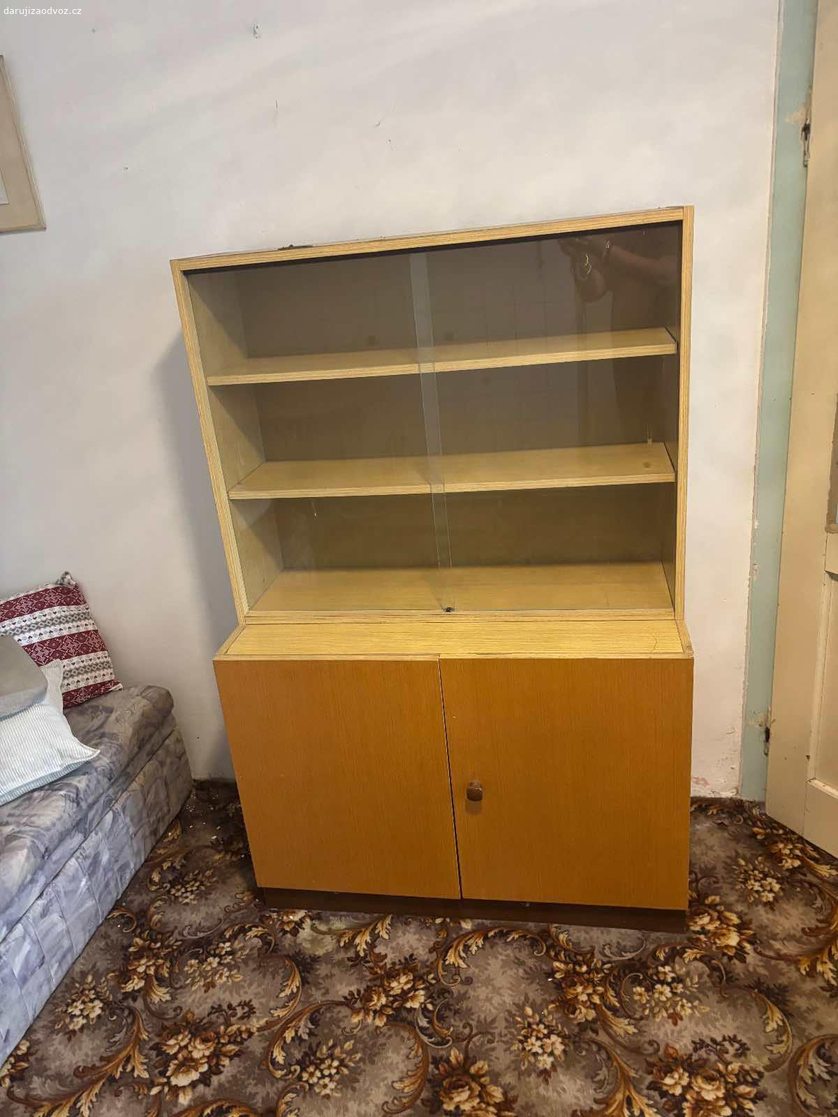 Daruji zachovaly nabytek. Sada skrinek