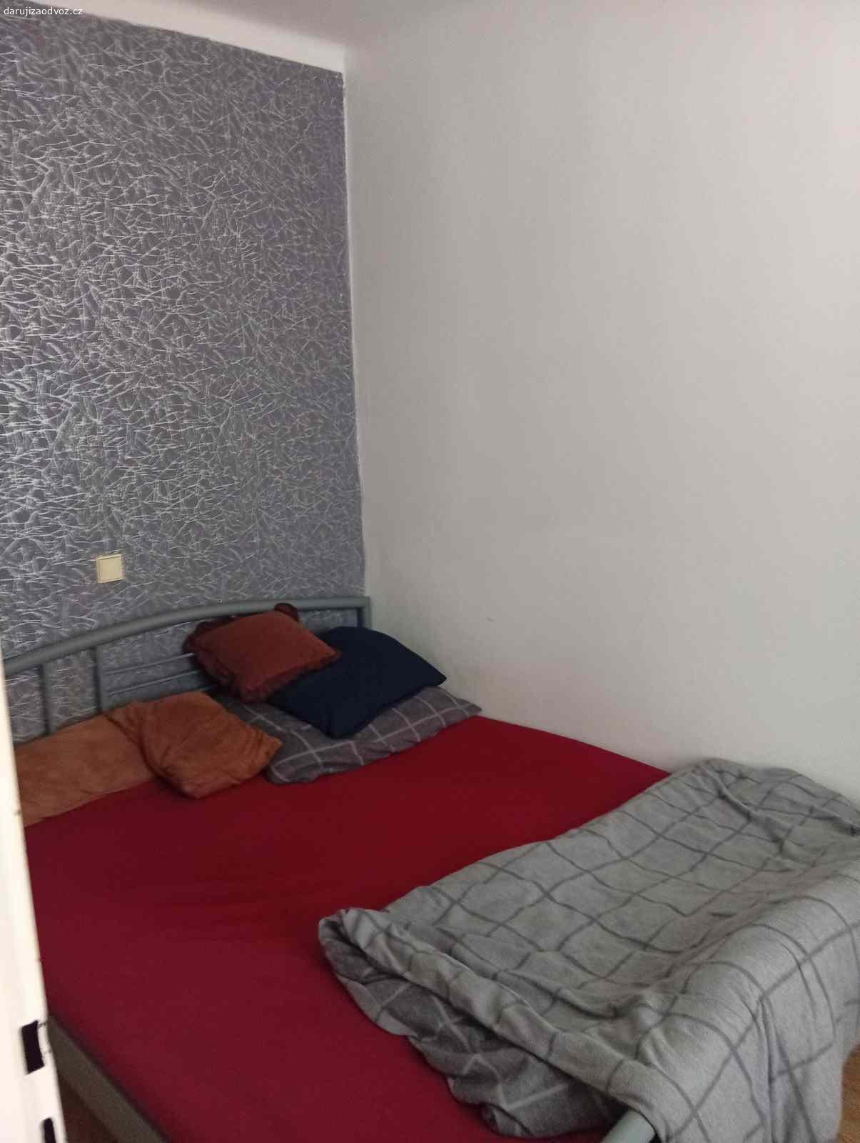 Daruji zachovalý, opotřebovaný nábytek. Postel 160x200 kovová (Jysk) šéda, kulatý stůl+4 židle (bílá), mikrovlnná trouba digitální