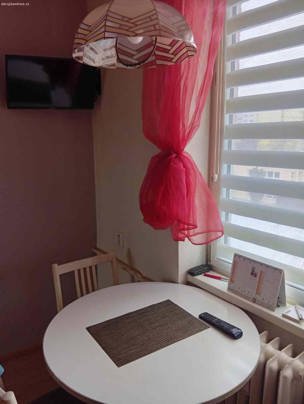 Daruji zachovalý, opotřebovaný nábytek. Postel 160x200 kovová (Jysk) šéda, kulatý stůl+4 židle (bílá), mikrovlnná trouba digitální