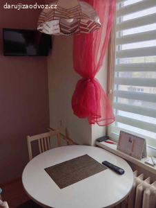 Daruji zachovalý, opotřebovaný nábytek