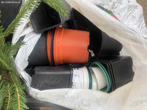 daruji zahradní květináče,cca 200ks