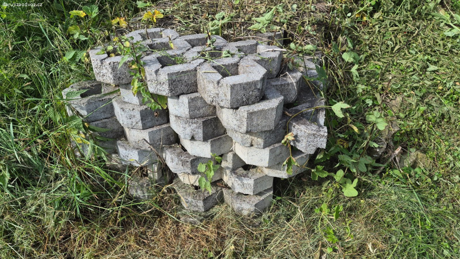 Daruji zámkovou dlažbu