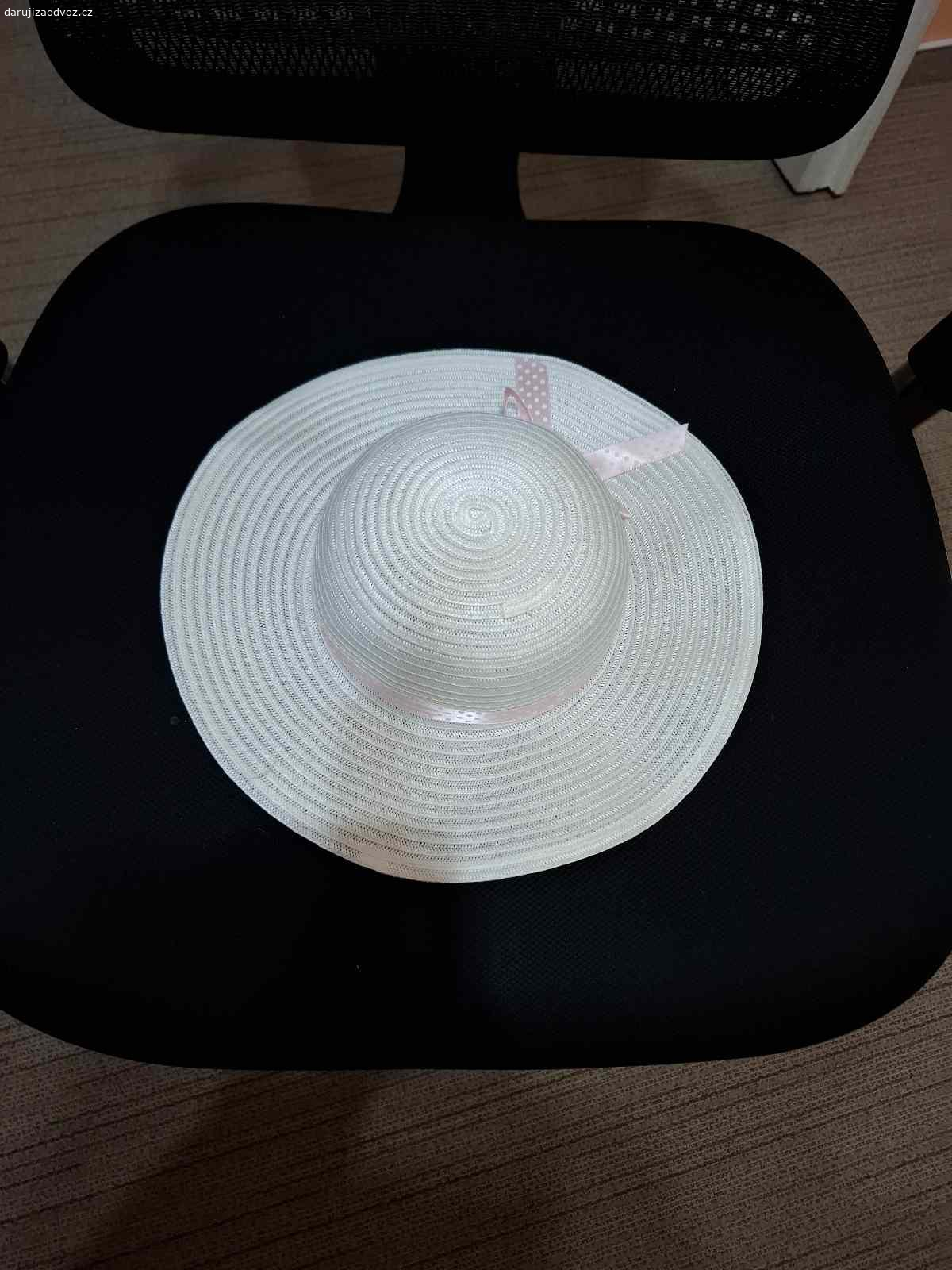 Daruji zánovní slamák pro holčičku ve školce. Daruji bílý nenošený slamák, pro malou předškolní holčicku cca 3-5 let.