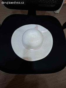 Daruji zánovní slamák pro holčičku ve školce