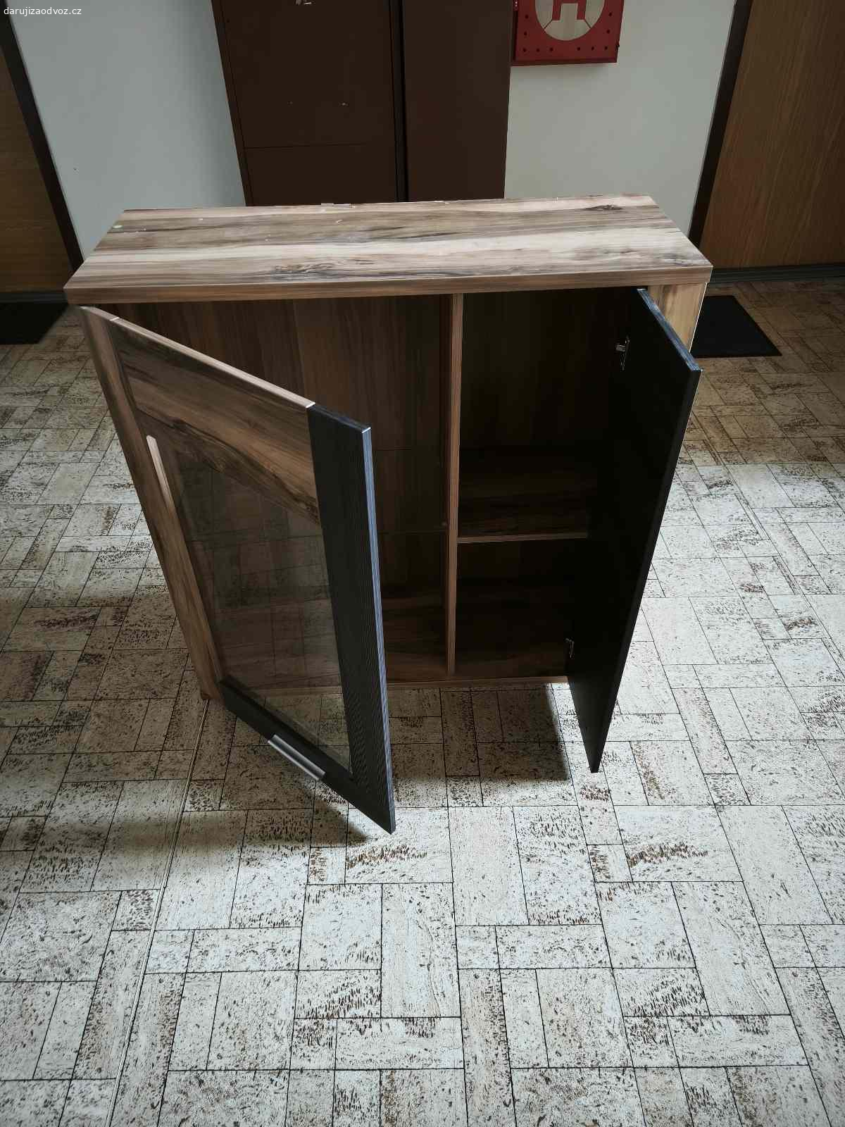 Daruji závěsnou skříňku. Závěsná skříň v dobrém stavu.