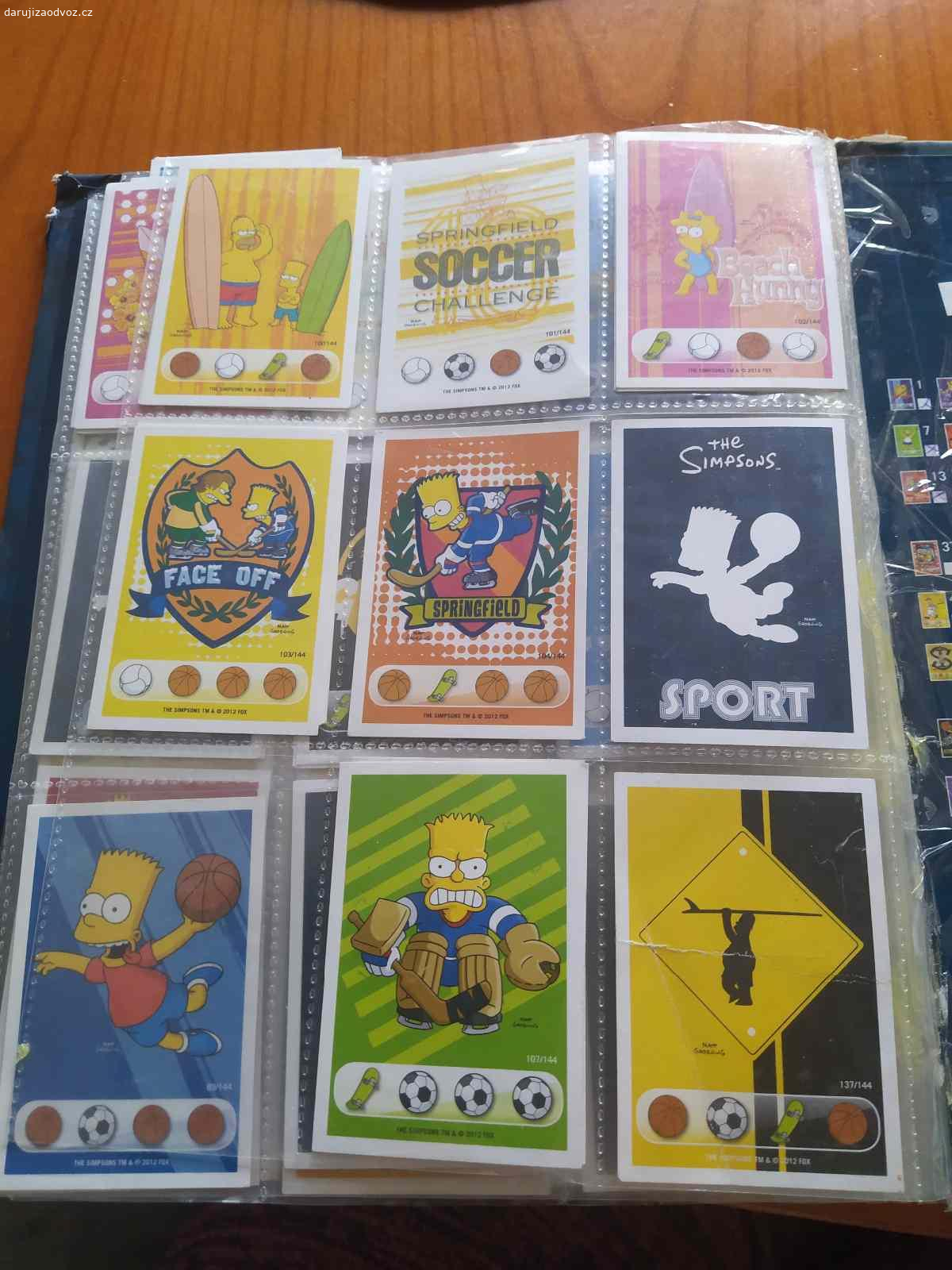 Daruji zbirku Simpsons z Penny. Daruji sbírku Simpsons Penny za poštovné není kompletní ale je nám líto jí vyhodit třeba někomu ještě poslouží někomu kdo to sbírá nemá to kompletní nebo třeba jenom jako kartičky jako hru. Některé kartičky kartičky jsou víckrát.