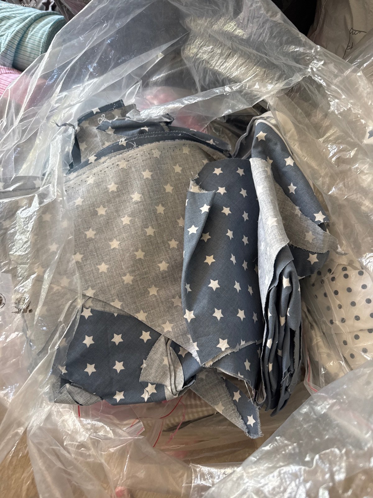 Daruji zbytky latek - uplet, platno, fleece, vatel. Daruji cca 40kg zbytky latek. Mensi i vetsi kus latek