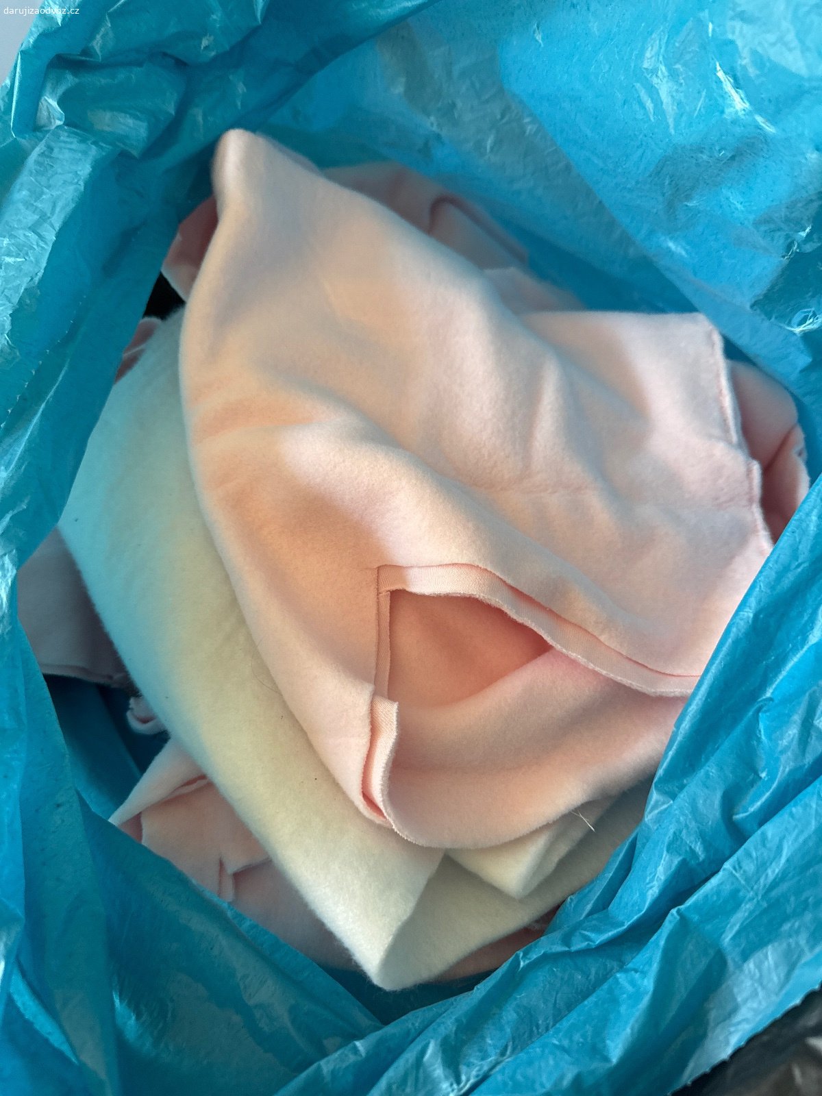 Daruji zbytky latek - uplet, platno, fleece, vatel. Daruji cca 40kg zbytky latek. Mensi i vetsi kus latek