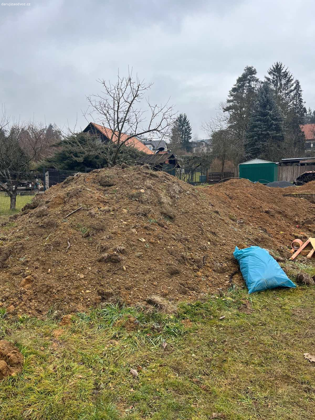 Daruji zeminu. Daruji za odvoz jílovitou zeminu