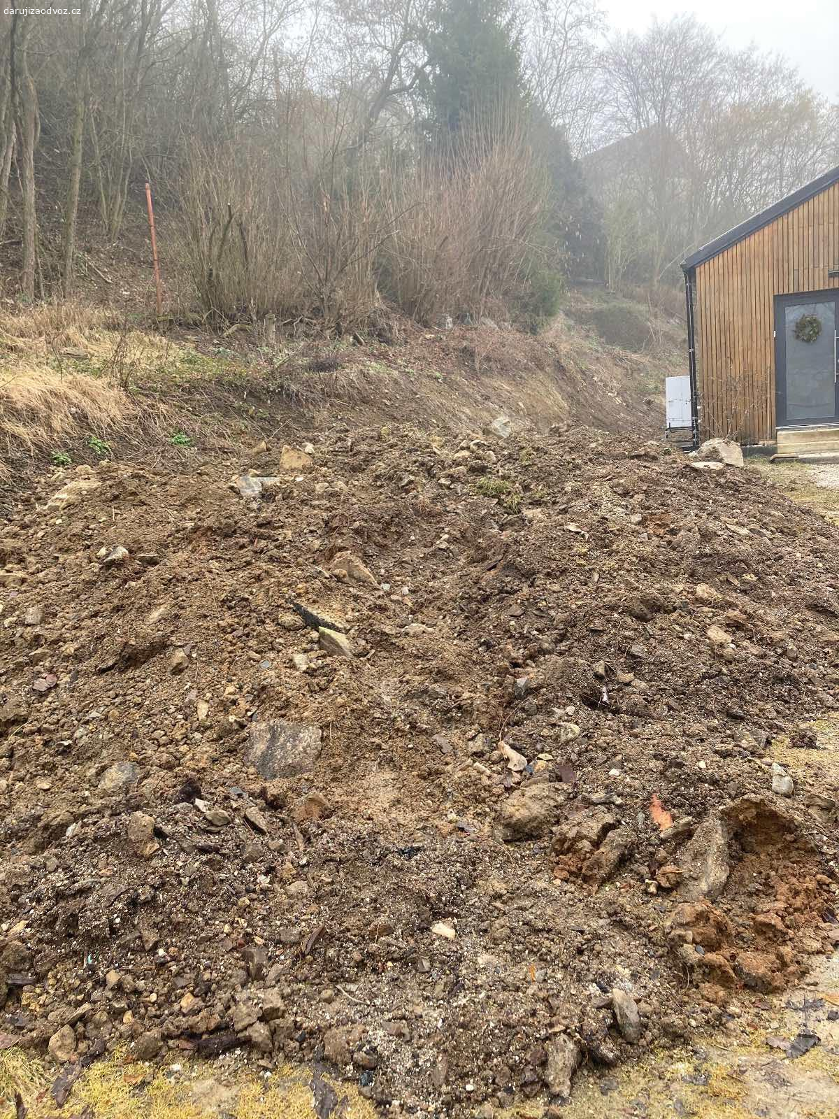 Daruji zeminu. Daruji zeminu za odvoz. Občas nějaký kámen nebo kousek cihly. 
Cca 25-30t. Nutno naložit vlastní technikou.