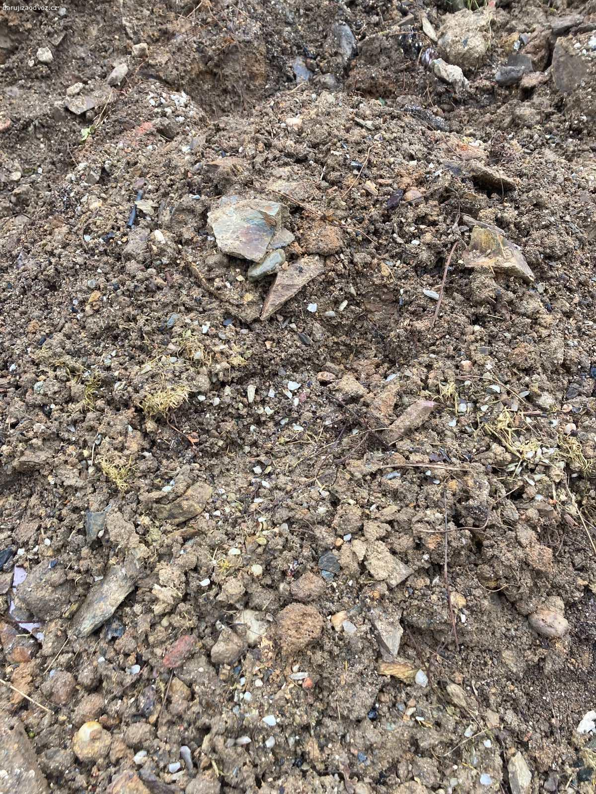 Daruji zeminu. Daruji zeminu za odvoz. Občas nějaký kámen nebo kousek cihly. 
Cca 25-30t. Nutno naložit vlastní technikou.