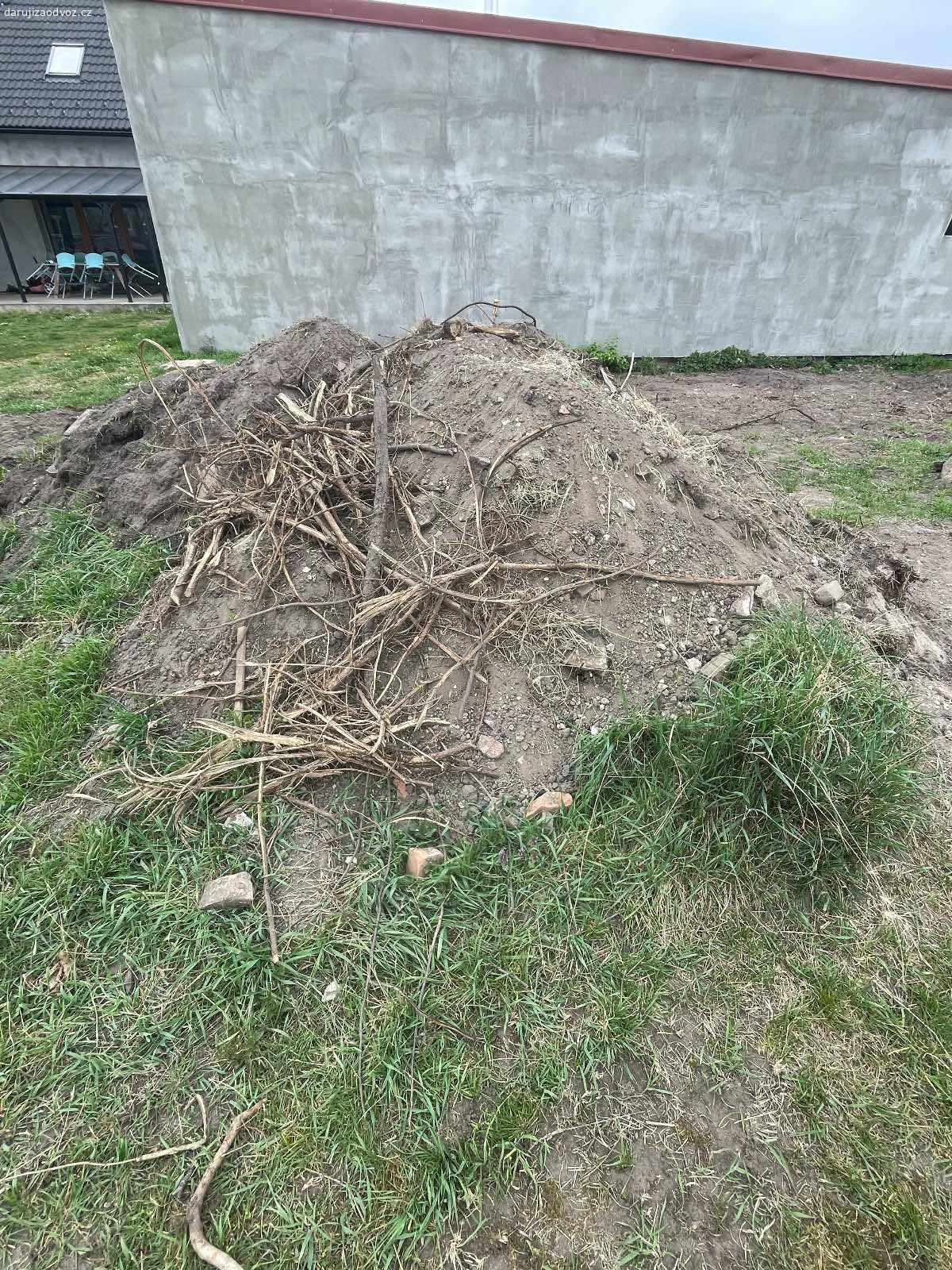 Daruji zeminu. Nabízím za odvoz zeminu. Jedná se o hlínu, ve které jsou drny/sem tam kámen a nějaké zbytky kořenů. Možno využít na prosev pro čistou hlínu atd. Množství by vydalo na jeden menší kontejner.