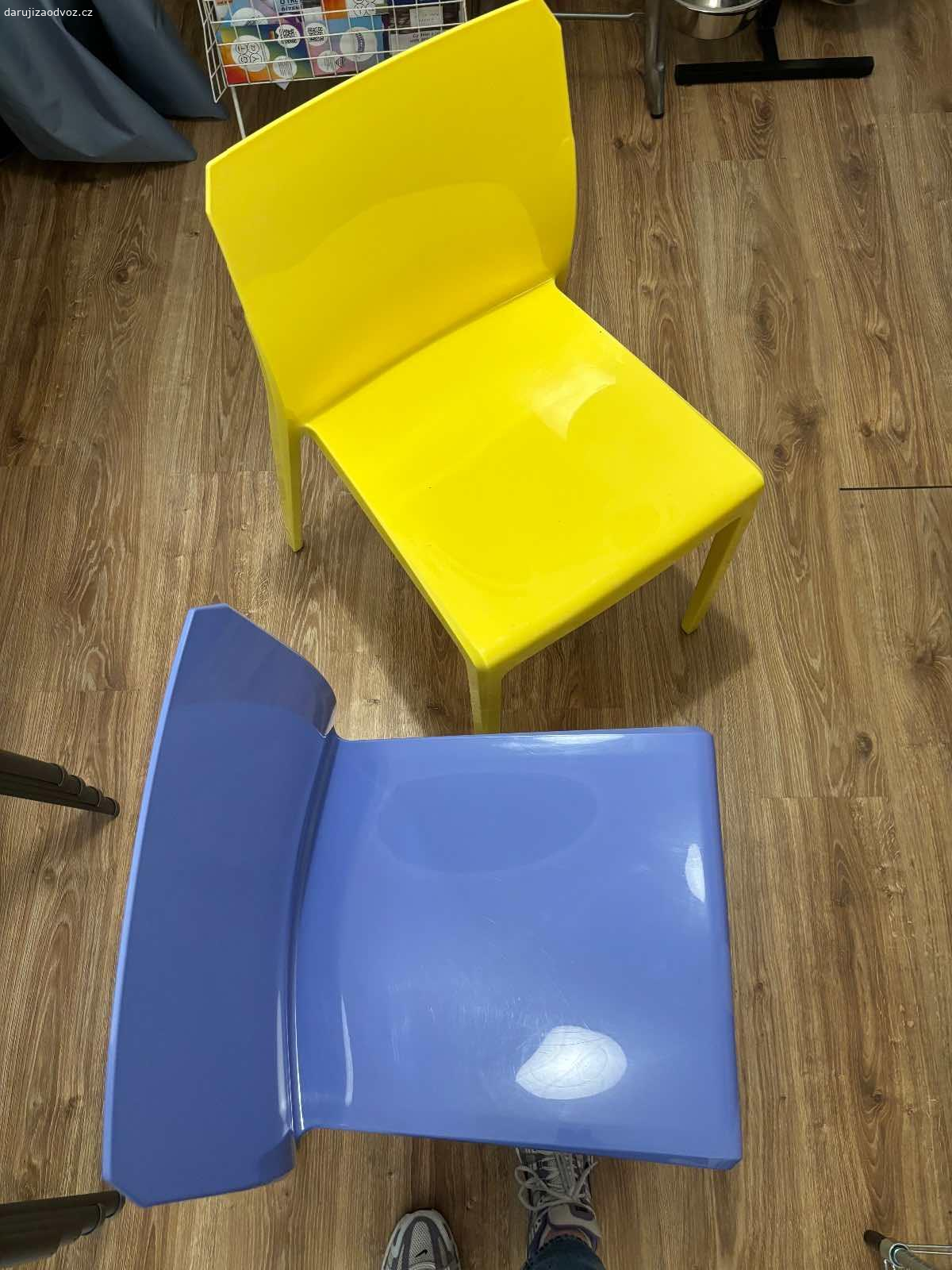 daruji židle. barevné židle - 2ks modrá, 1ks žlutá, 1ks červená
plastové židle, dají se skládat na sebe
za odvoz Praha 1
není podmínkou vzít všechny