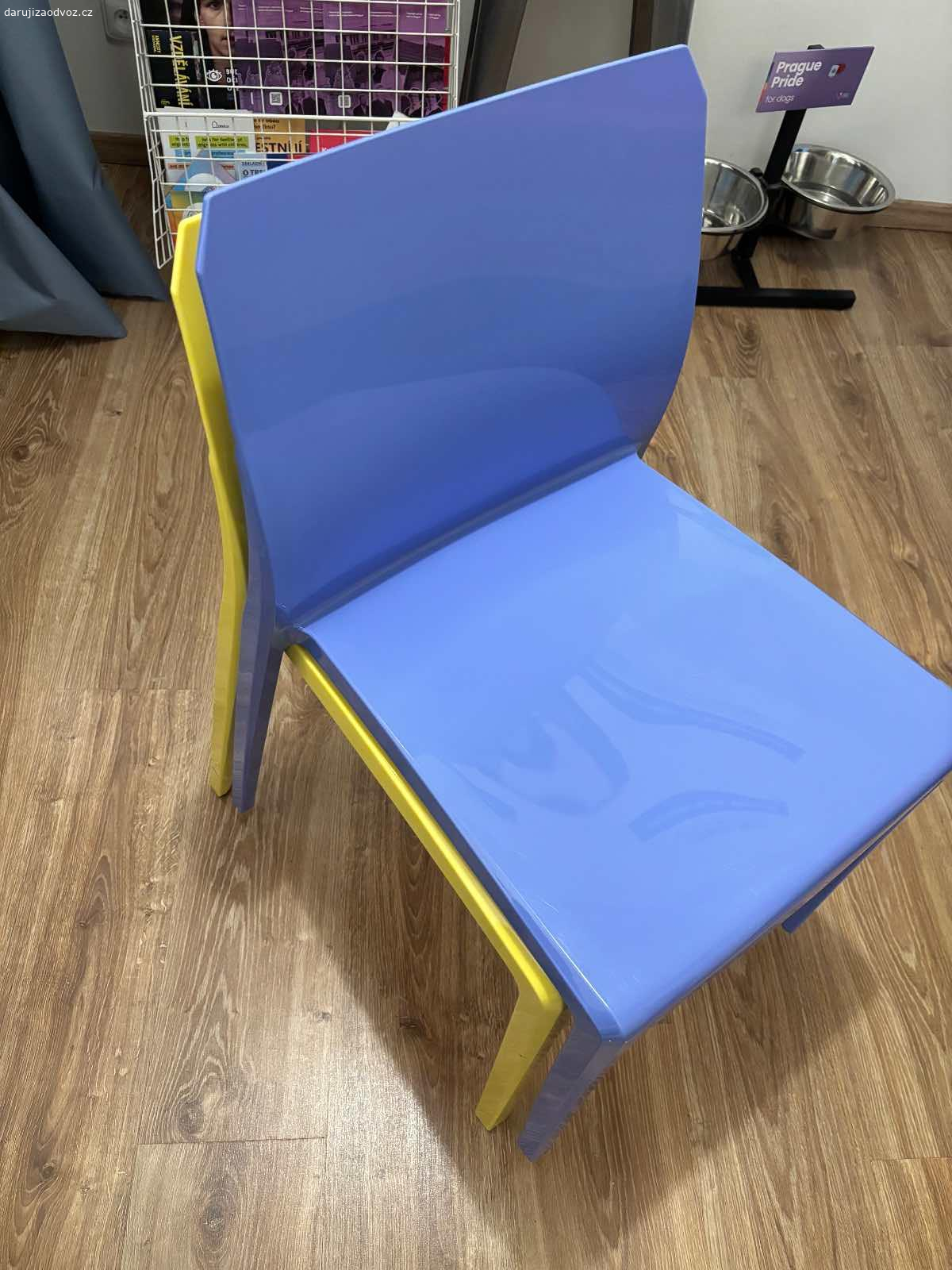 daruji židle. barevné židle - 2ks modrá, 1ks žlutá, 1ks červená
plastové židle, dají se skládat na sebe
za odvoz Praha 1
není podmínkou vzít všechny