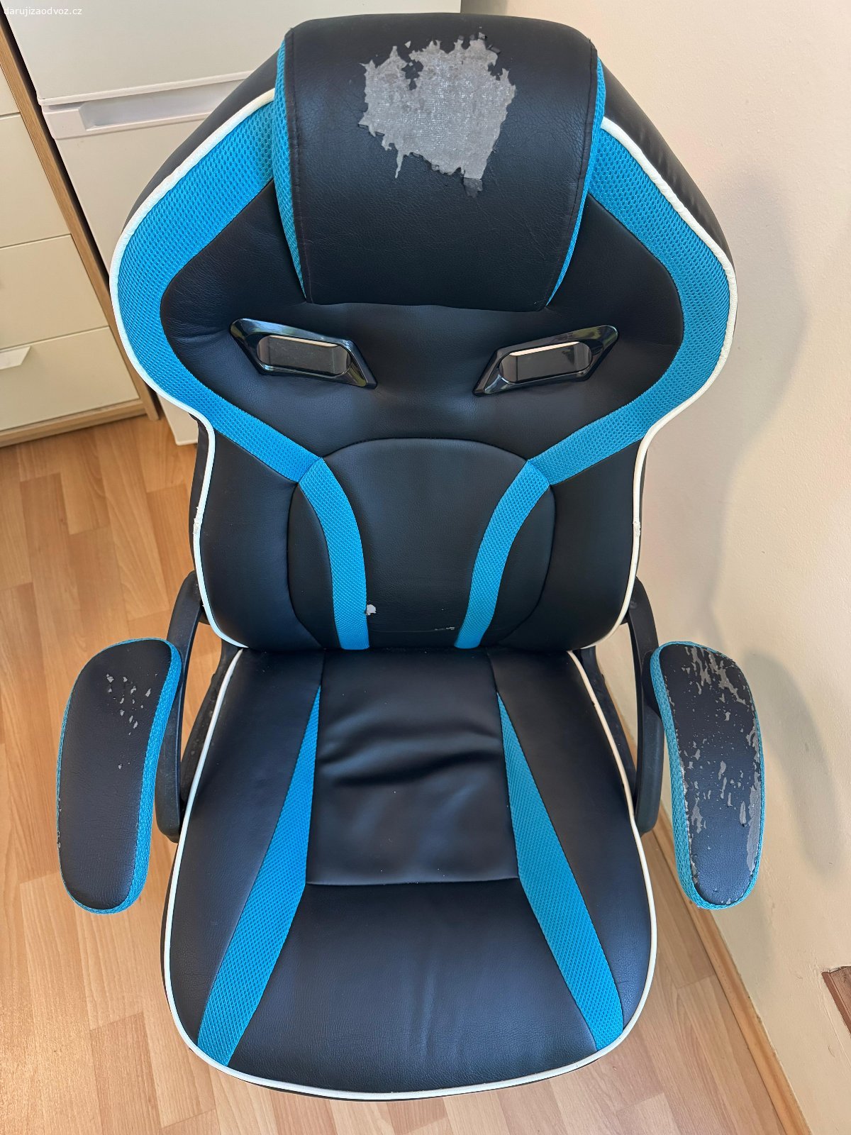 Daruji židli k PC. Plně funkční židle s opotřebenou koženkou dle fotek.