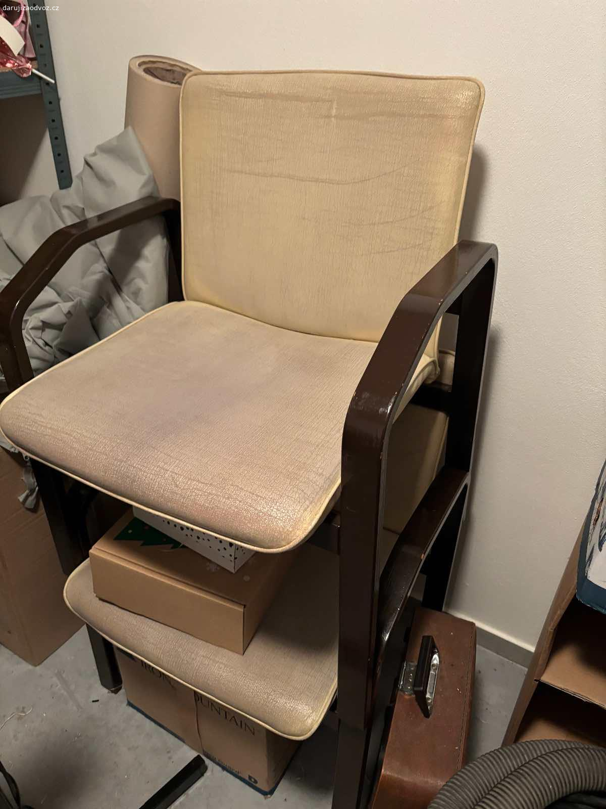 Daruji židličky. Daruji židličky za odvoz z centra Opavy. Poškozená koženka ale madla jsou v pořádku. 2 kusy