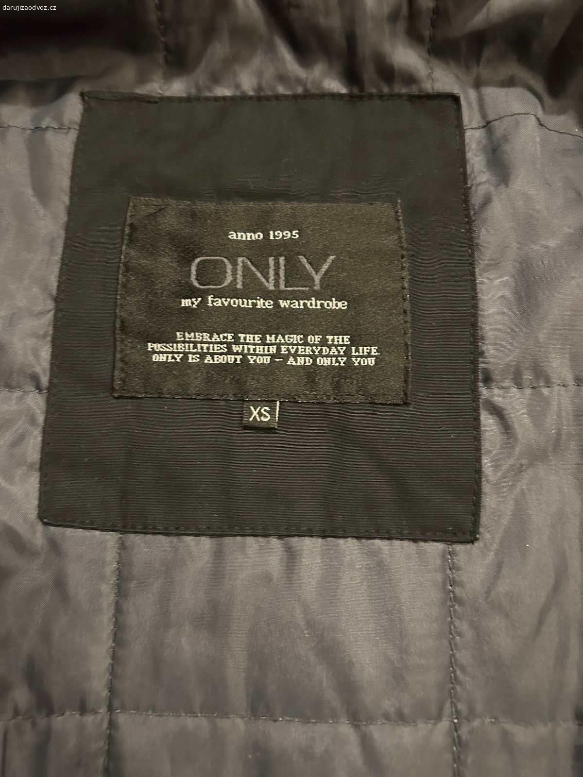 Daruji zimní bundu Only vel. XS. Daruji za poštovné krásnou zimní bundu Only, vel. XS, tmavě modrá barva. Hezký stav bez vad! Po předchozí dohodě přes zasilkovnu.