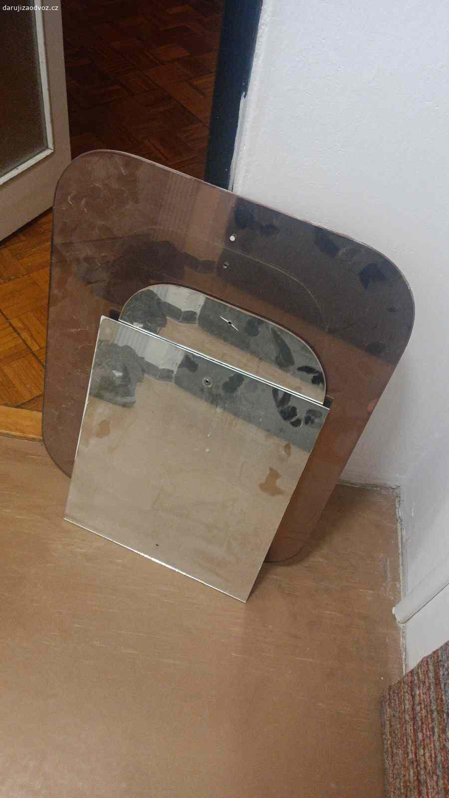 Daruji zrcadla. Daruji zrcadla bez rámů, trochu zaprášená. Pro případné dotazy mě neváhejte kontaktovat.