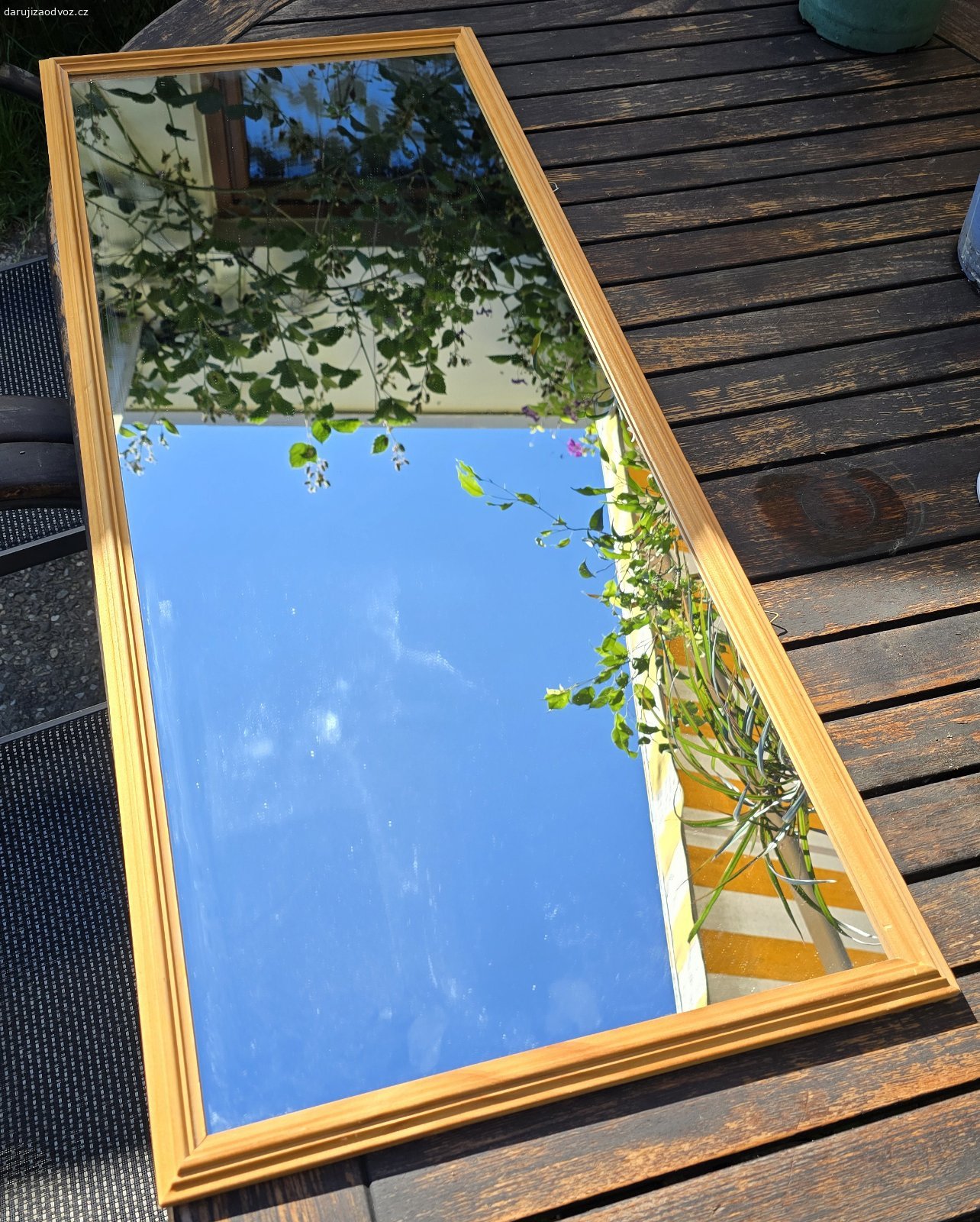 Daruji zrcadlo 40 x 97 cm. Daruji zrcadlo vhodné pro koupelnu či WC, zavěsit se dá na šířku nebo na výšku, háčky jsou připraveny, dřevěný rám, výborný stav.