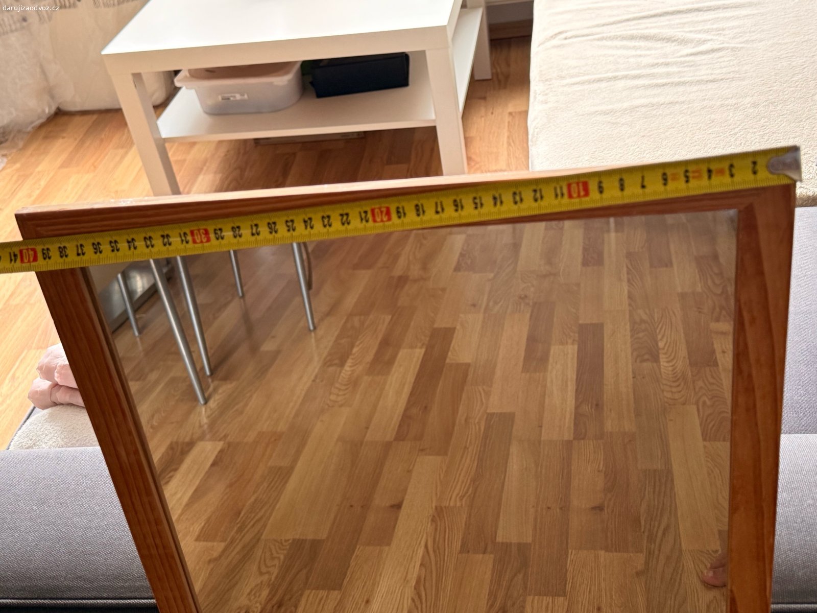 Daruji zrcadlo IKEA RAM za odvoz. Daruji nástěnné zrcadlo IKEA RAM s dřevěným rámem.

* Rozměry: cca 40 × 97 cm
* Barva rámu: medově hnědá
* Lze zavěsit na výšku i na šířku
* Stav: dobrý, bez prasklin, běžné známky používání

Pouze osobní odběr,