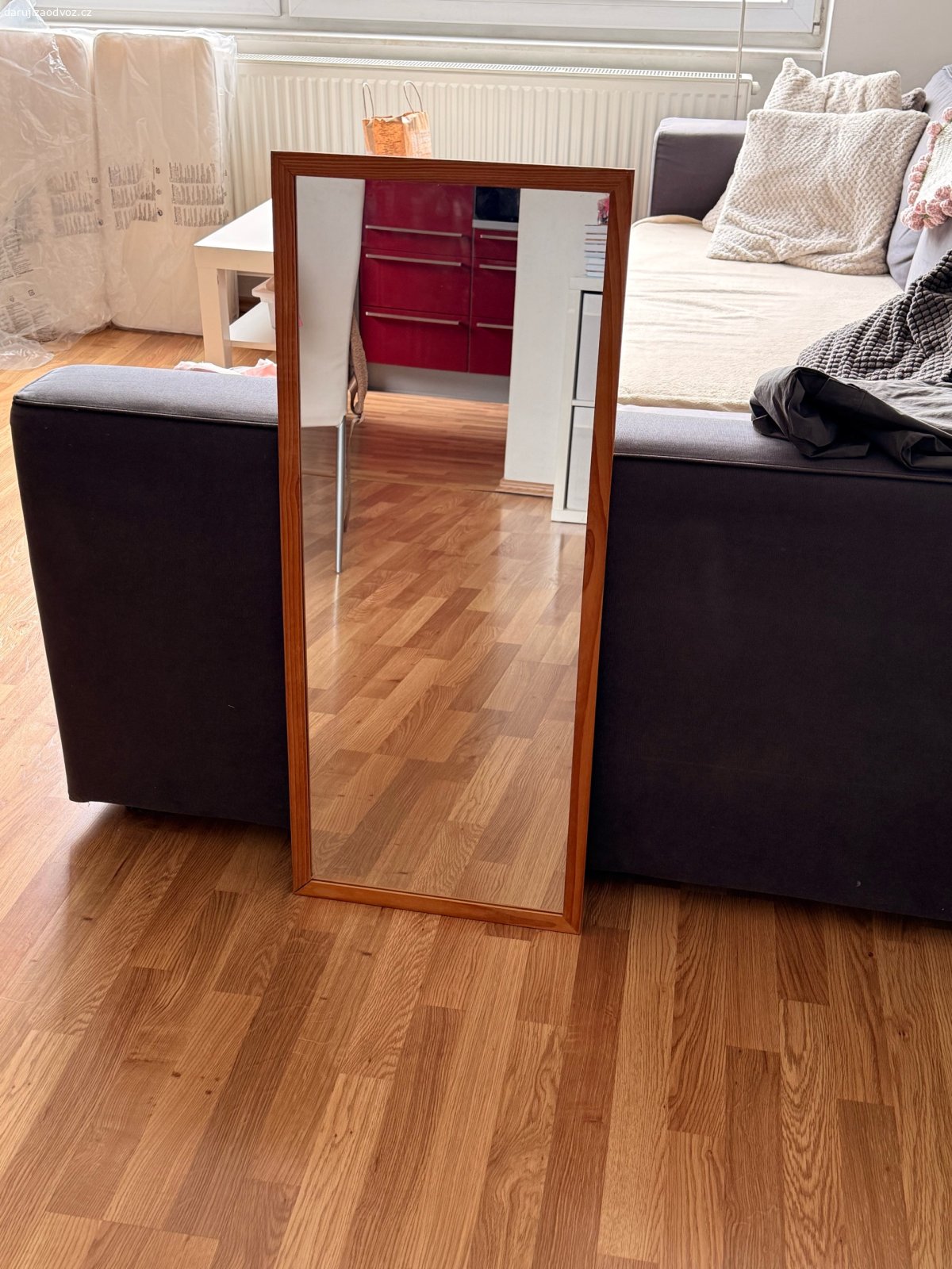 Daruji zrcadlo IKEA RAM za odvoz. Daruji nástěnné zrcadlo IKEA RAM s dřevěným rámem.

* Rozměry: cca 40 × 97 cm
* Barva rámu: medově hnědá
* Lze zavěsit na výšku i na šířku
* Stav: dobrý, bez prasklin, běžné známky používání

Pouze osobní odběr,