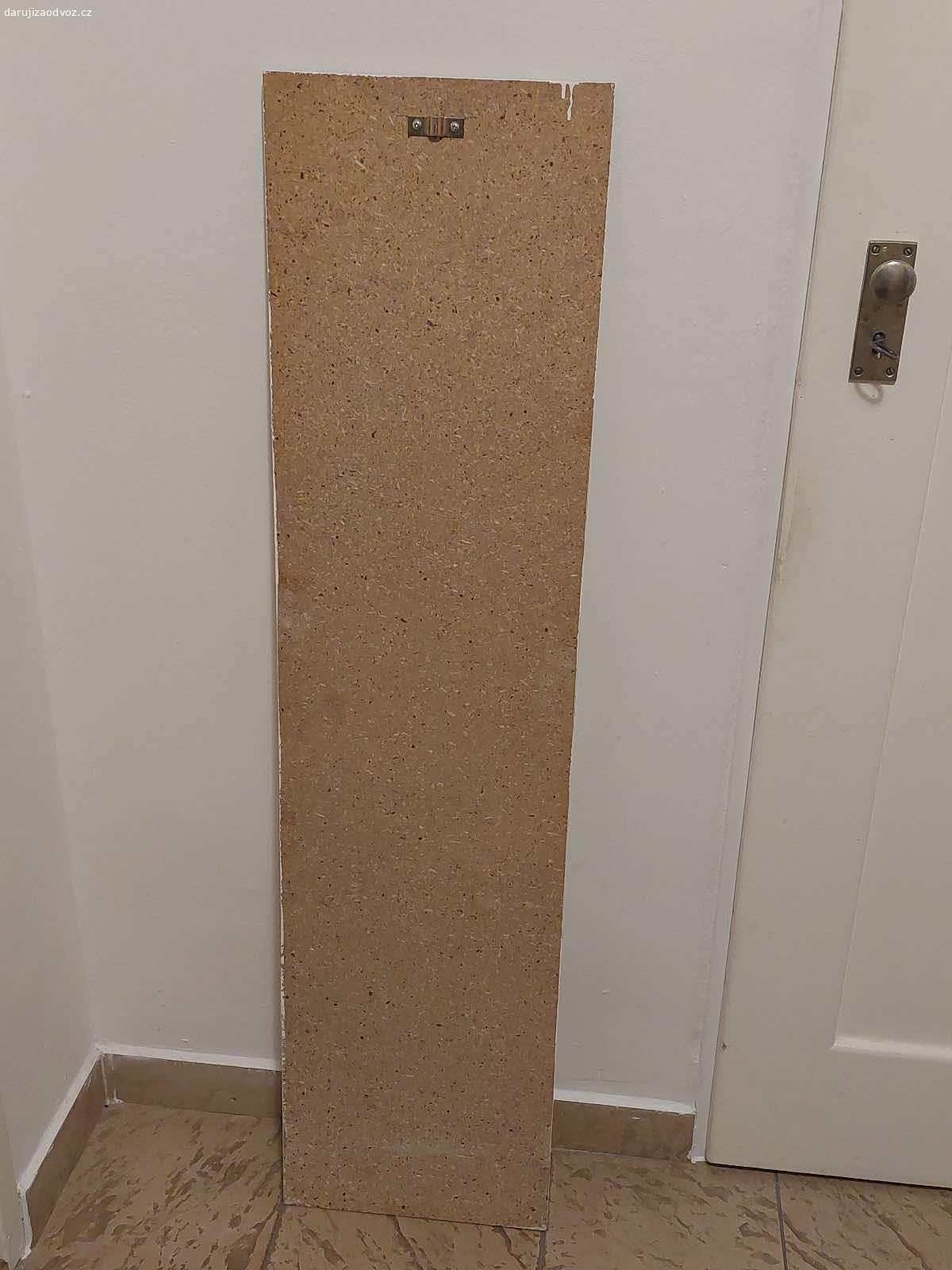 Daruji zrcadlo. Rozměry 120x30 cm. Sestává ze čtyř dílů. Je to jeden kus vcelku. K vyzvednutí na Praze 3 Žižkově.