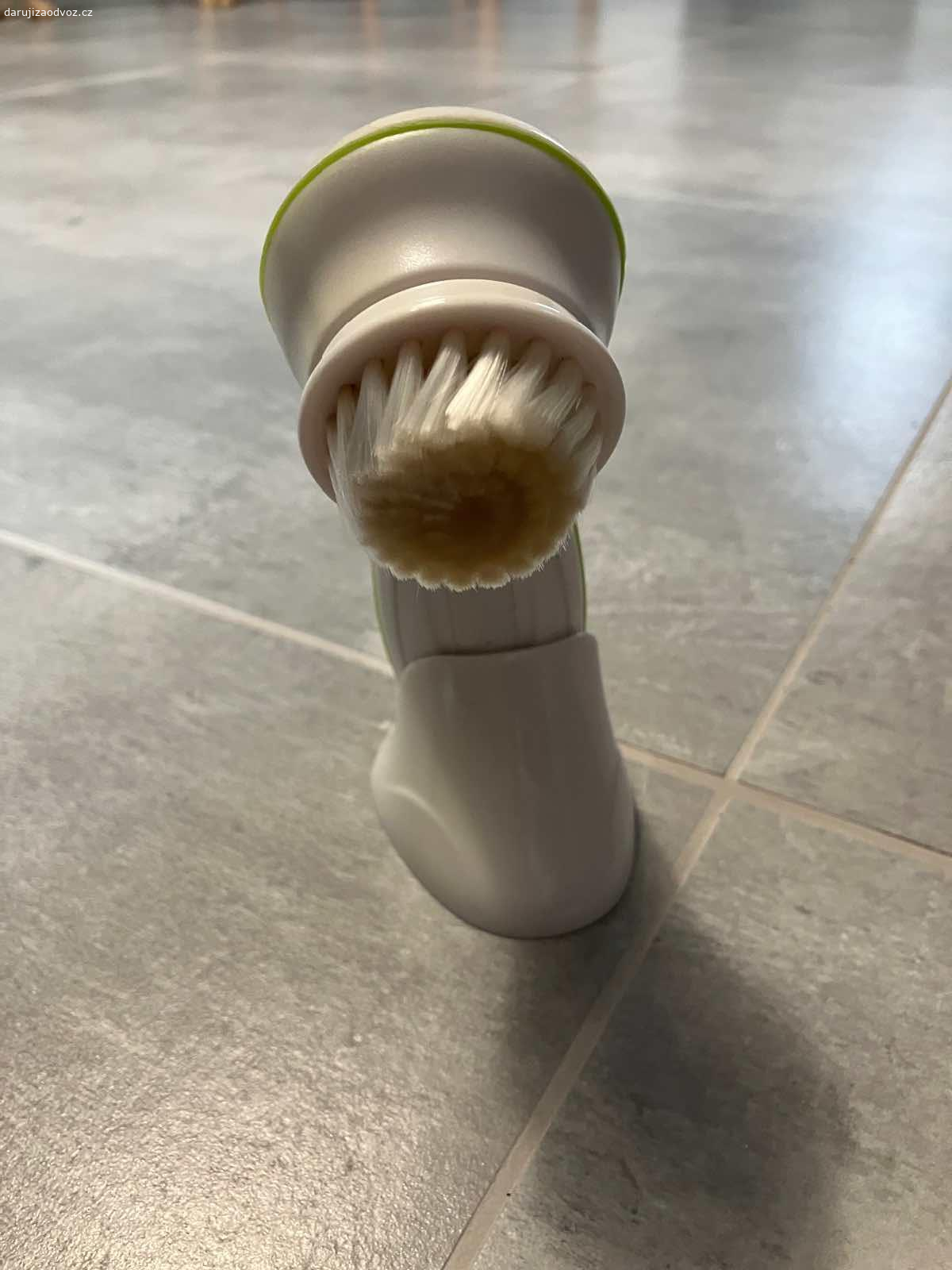 Daruji. Daruji kartáček na čištění pleti