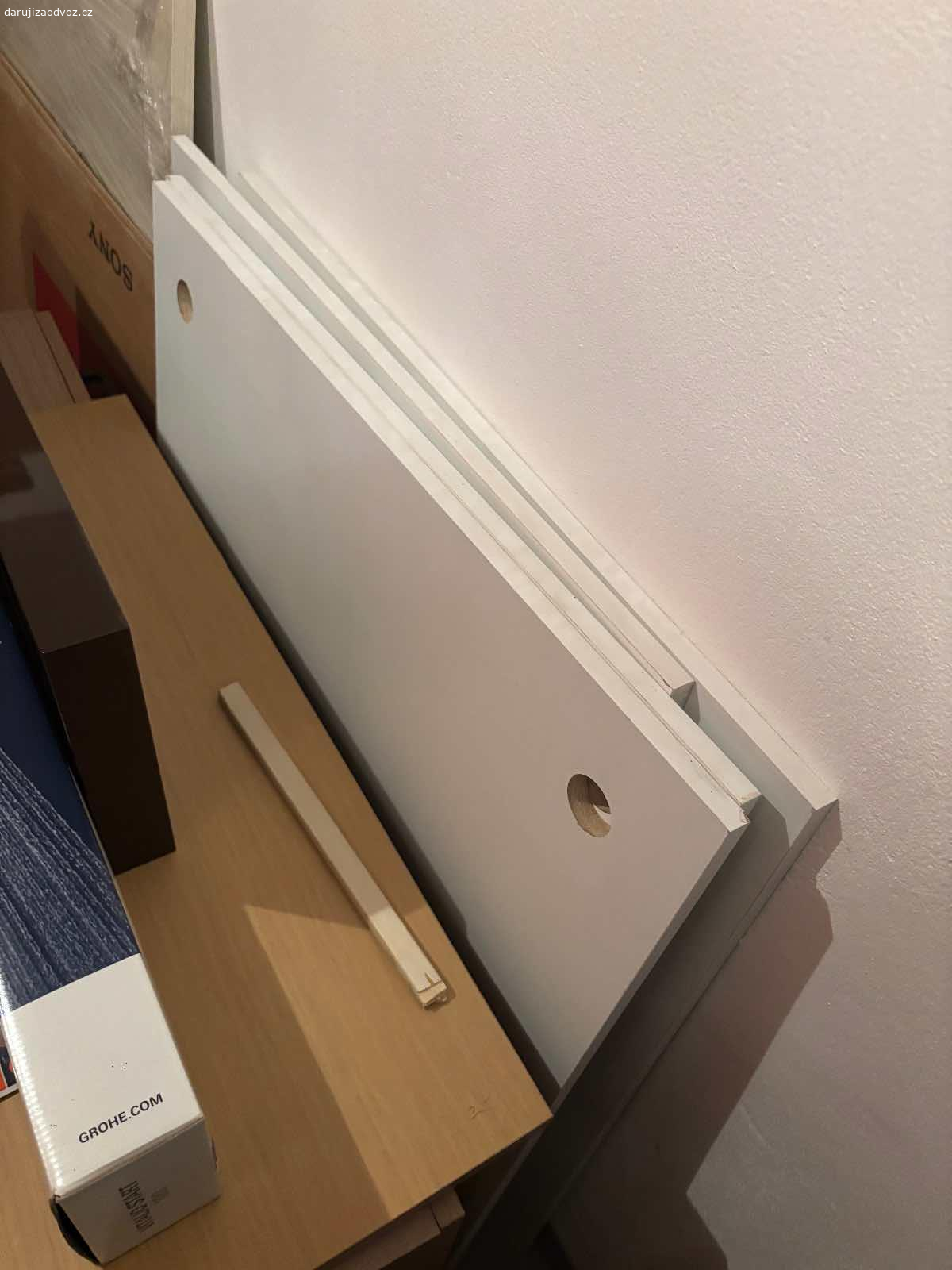 Daruji. Bílé desky původně asi nějaký nábytek IKEA.
K vyzvednutí každý den po 19 h.
Rohanské nábřeží 7 Karlín.