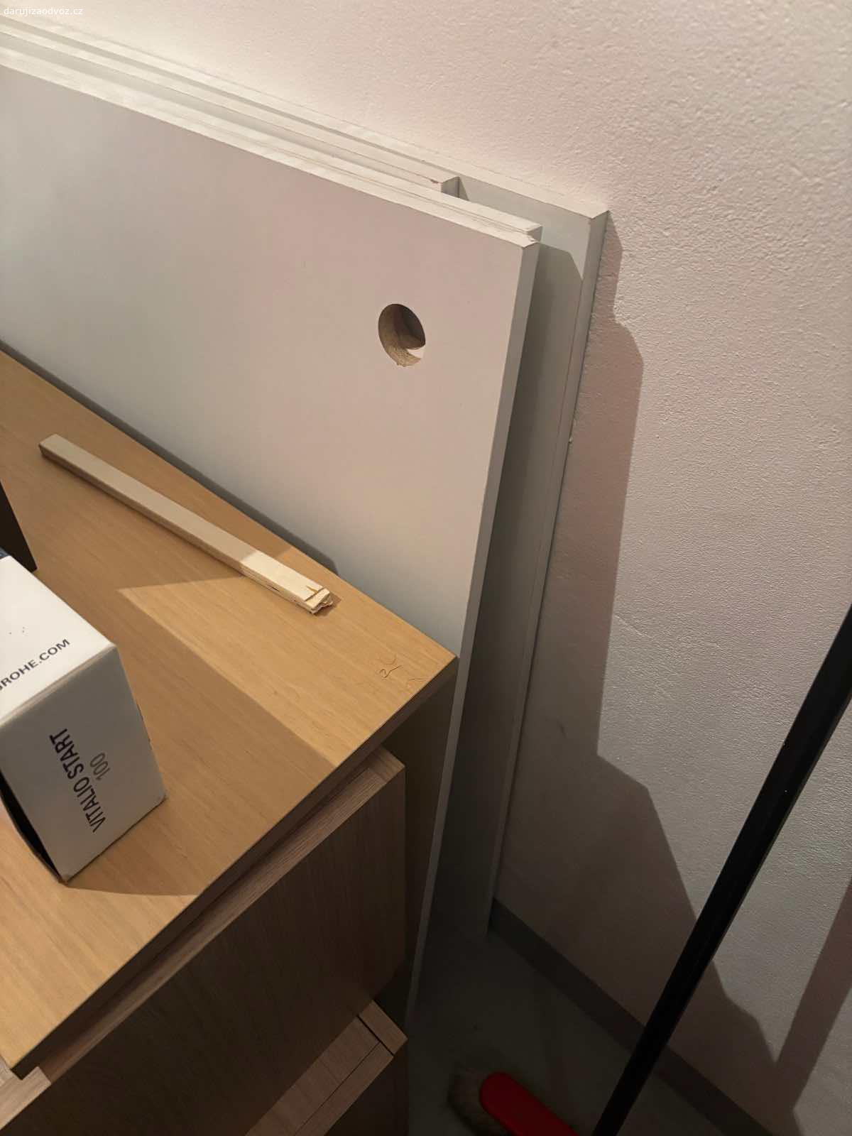 Daruji. Bílé desky původně asi nějaký nábytek IKEA.
K vyzvednutí každý den po 19 h.
Rohanské nábřeží 7 Karlín.