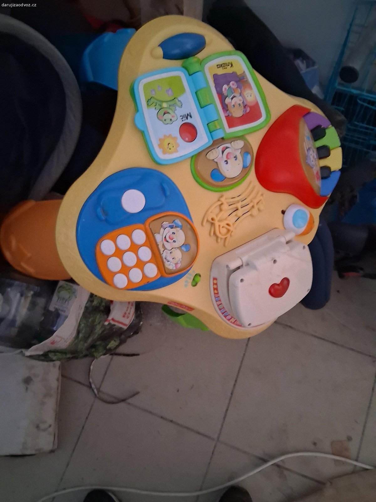 daruji. Daruji za odvoz hrací děcky stolek a nočník