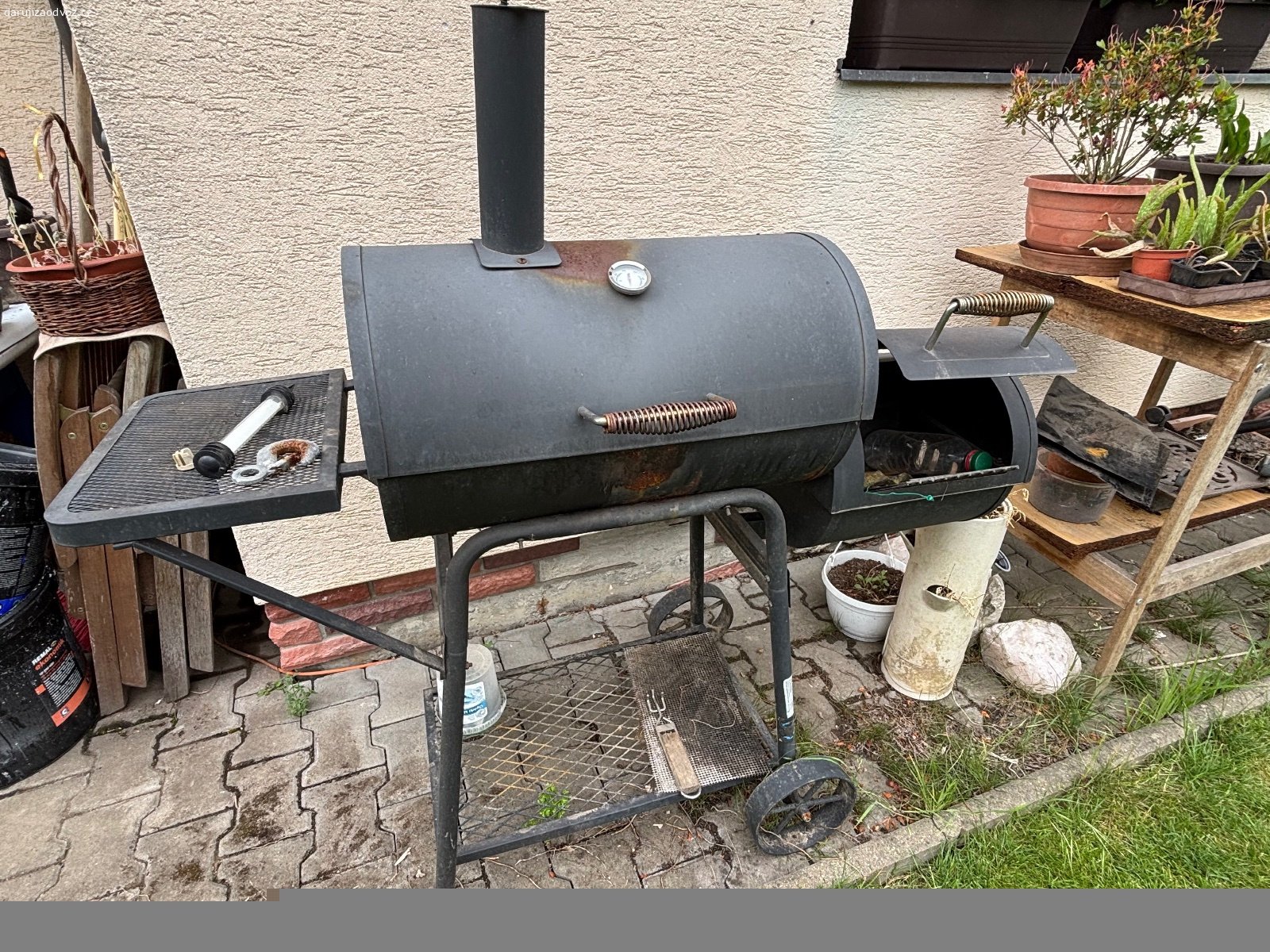 Daruji. Zahradní gril, propálená vnitřní mřížka na uhli