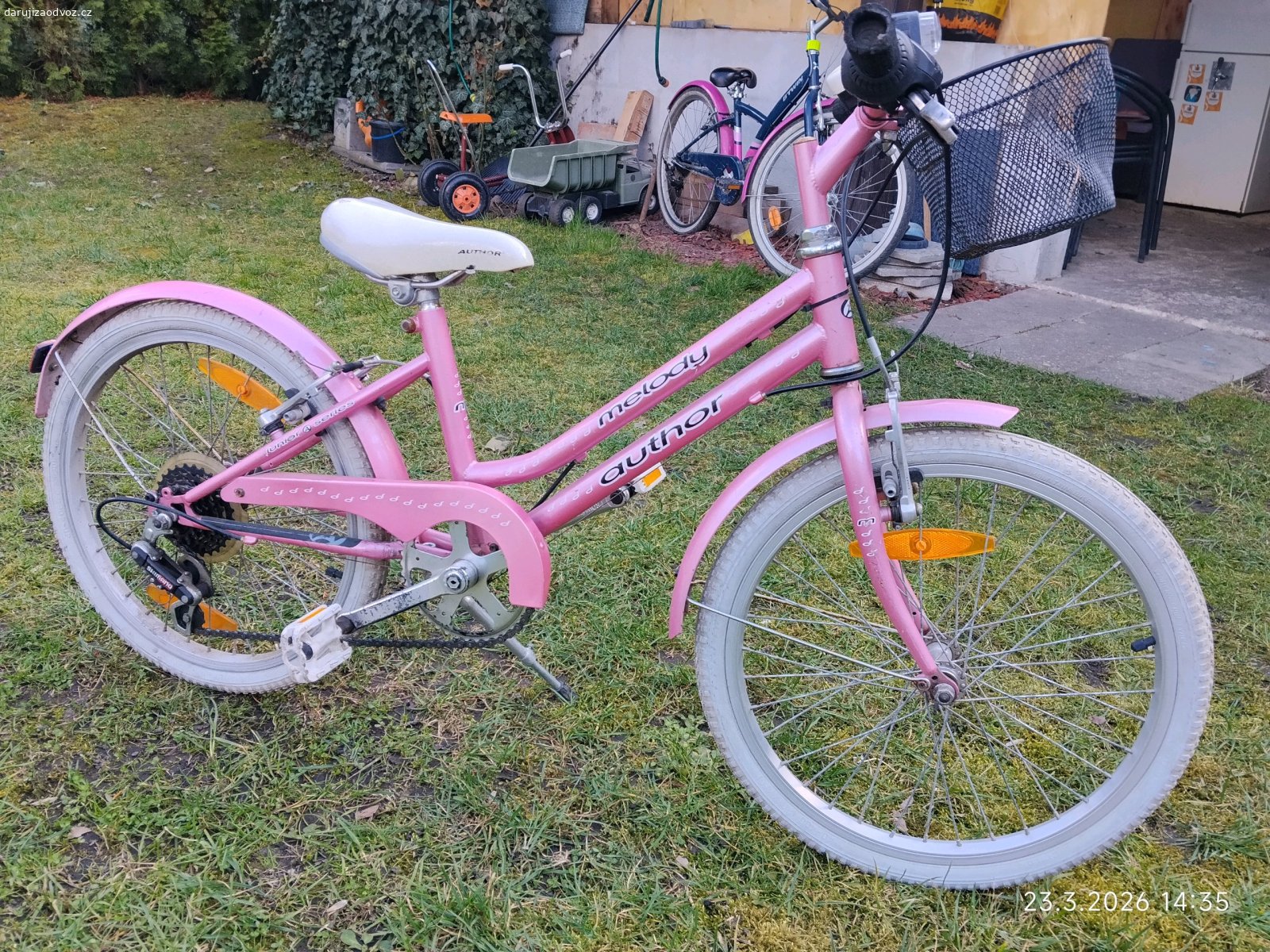 daruji. daruji dvě kola, tříkolku a koloběžku