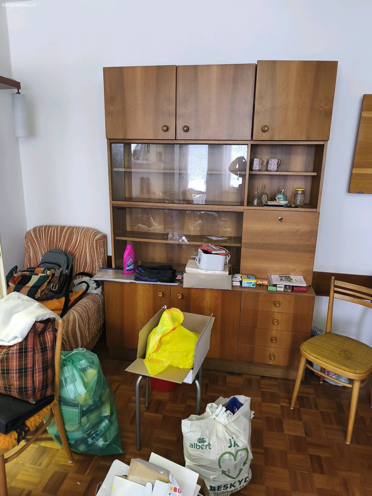 Daruji. Daruji za odvoz stěnu bez vrchních polic.