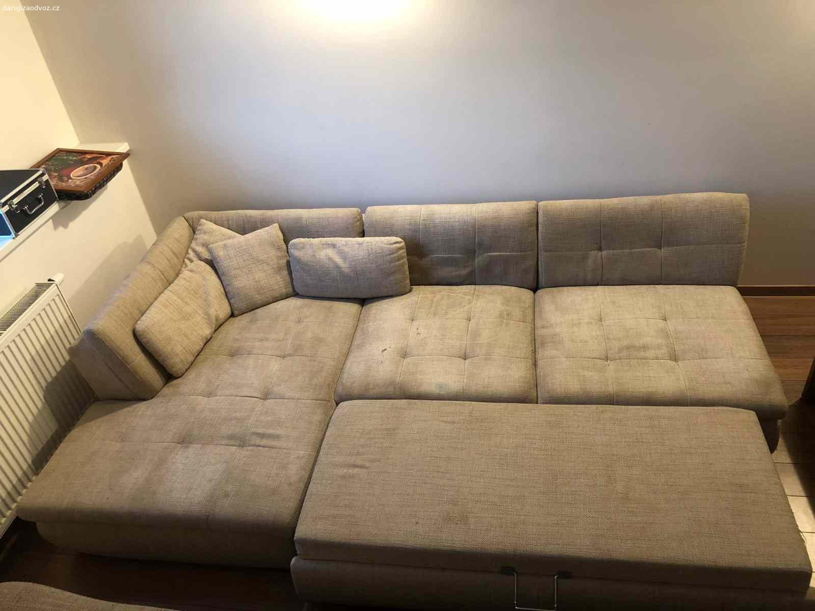 Daruju rozkládací gauč za odvoz. V použitím stavu rozměry jsou 272x162x68 přibližně k gauči vám dám 4 polštáře které vidíte na fotkách
Gauč se rozdeluje na dvě části