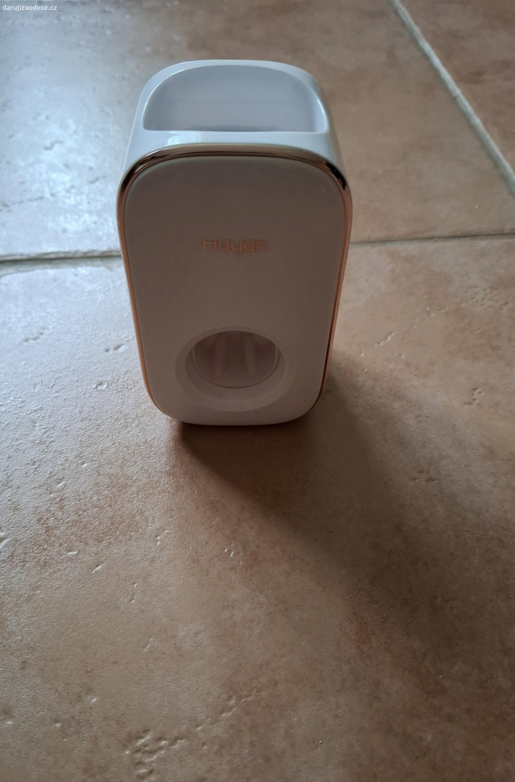 Dávkovač zubní pasty,náušnice,... Daruji za odvoz dávkovač zubní pasty,náušnice, prstýnky. 
Osobní převzetí v Ostrém Kameni. 
Neposílám