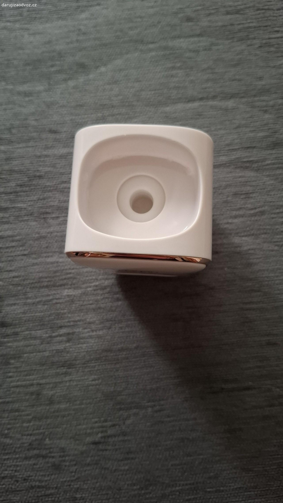 Dávkovač zubní pasty,náušnice,... Daruji za odvoz dávkovač zubní pasty,náušnice, prstýnky. 
Osobní převzetí v Ostrém Kameni. 
Neposílám