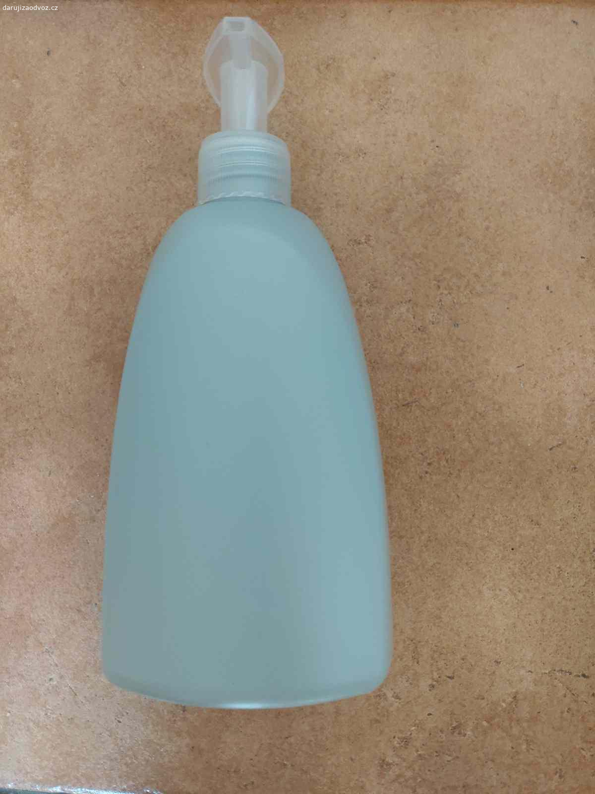 Dávkovače na mýdlo, 500 ml, plast. Daruji za odvoz plastové půllitrové dávkovače mýdla, i jednotlivě. Jde o dávkovače od tekutého mýdla Balea z DM drogerie. Použité, ale lze je snadno opakovaně naplnit tekutým mýdlem.