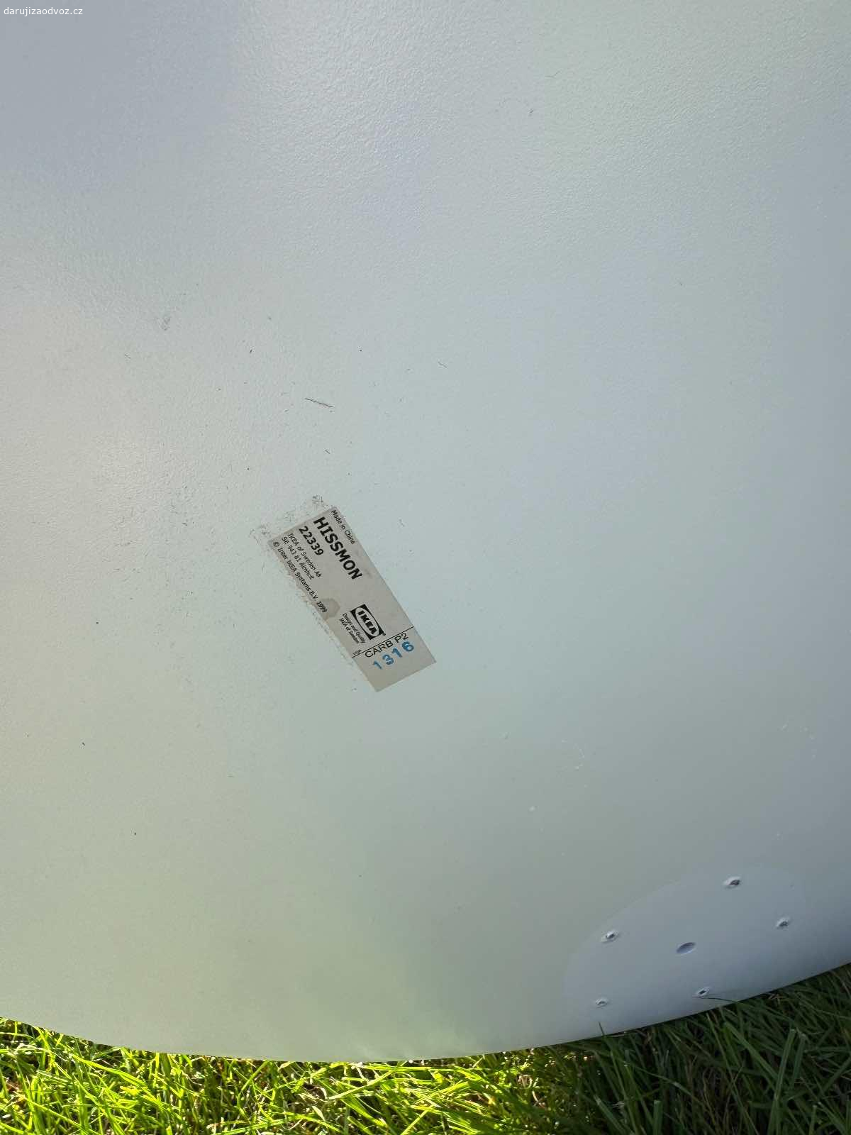 Deska Hissmon Ikea. Daruji dřevěnou desku Hissmon IKEA ve tvaru kešu
Na jednom místě je škrábnuta ze stěhování
Bez nohou 
Osobní vyzvednuti Česky Brod