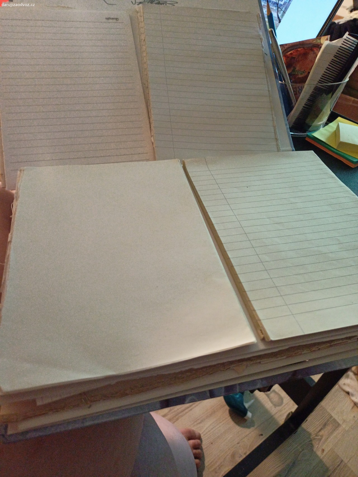 Desky volných papíru. zbytky bloků, sešitu, volné listy včetně desek. lze zaslat