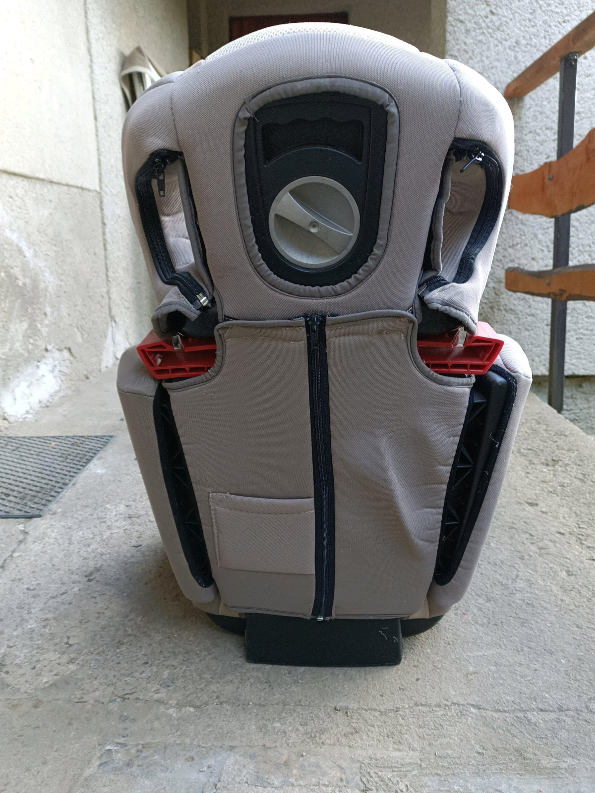 Dětská autosedačka a podsedák. Daruji autosedačky viz. foto.