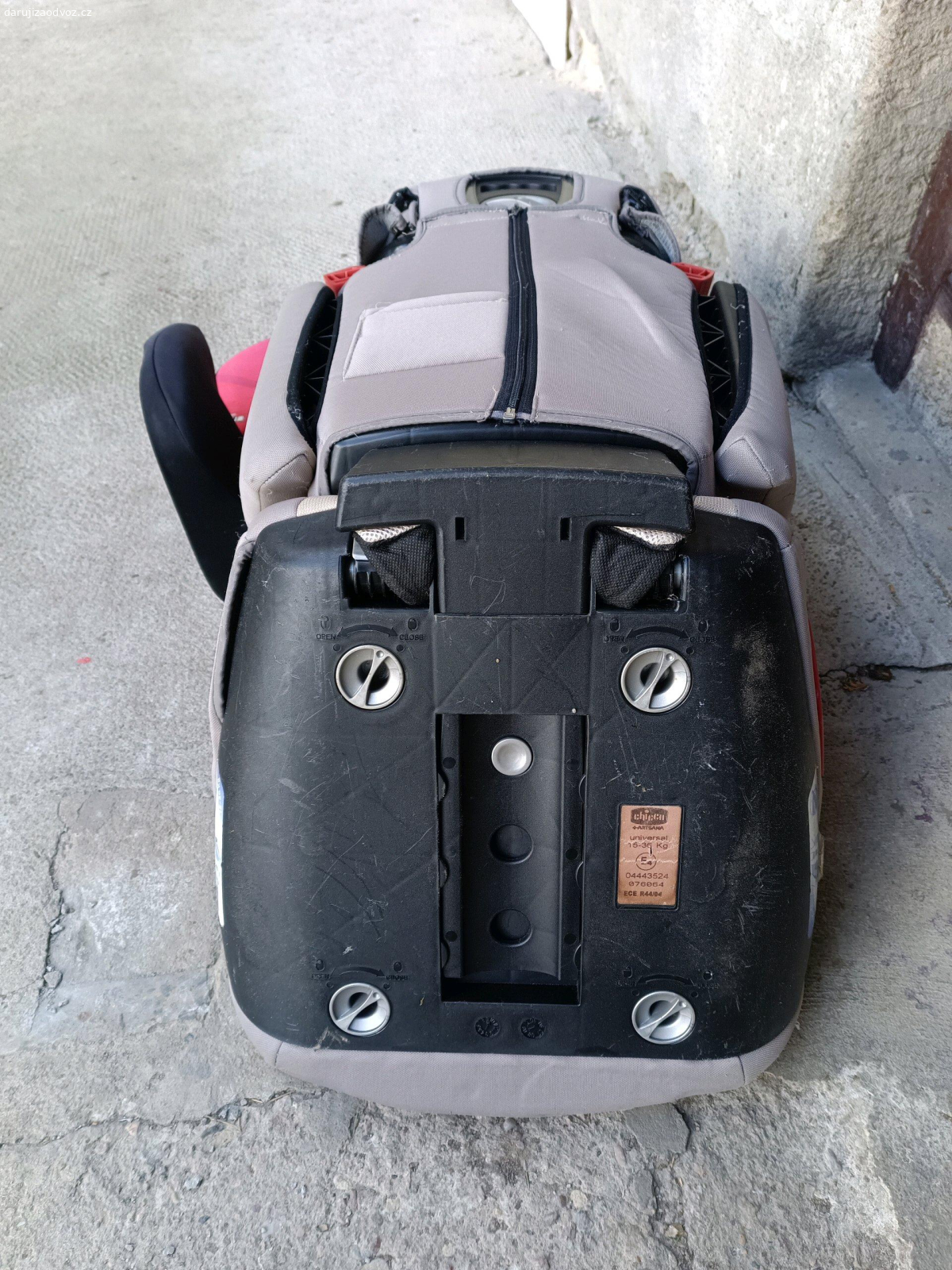 Dětská autosedačka a podsedák. Daruji autosedačky viz. foto.