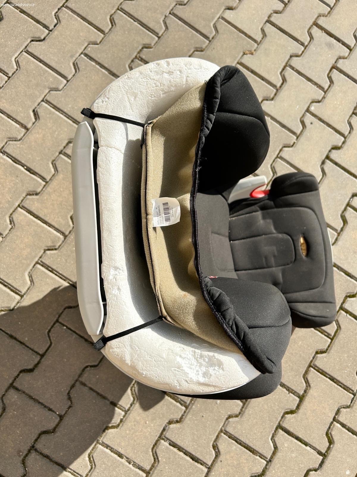 Detska autosedacka Britax Romer. V dobrem stavu, na hornim dilu he potreba poradne nasadit povlak, obcas se stahuje dolu.