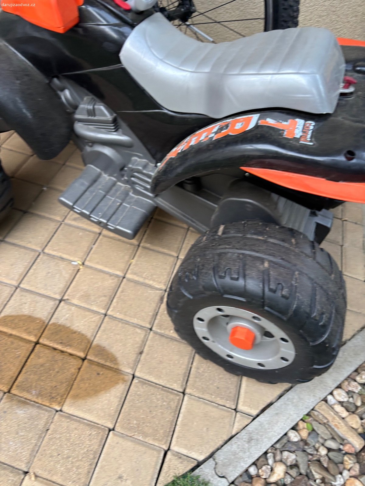 Dětská ctyrkolka. Nemá funkční baterii!! Nutne koupit novou (ta stoji ca 1500kc)
U nas využíváno jedno léto dětmi. Pak stala ve sklepe.
Pouze osobní odběr na Praze 5.