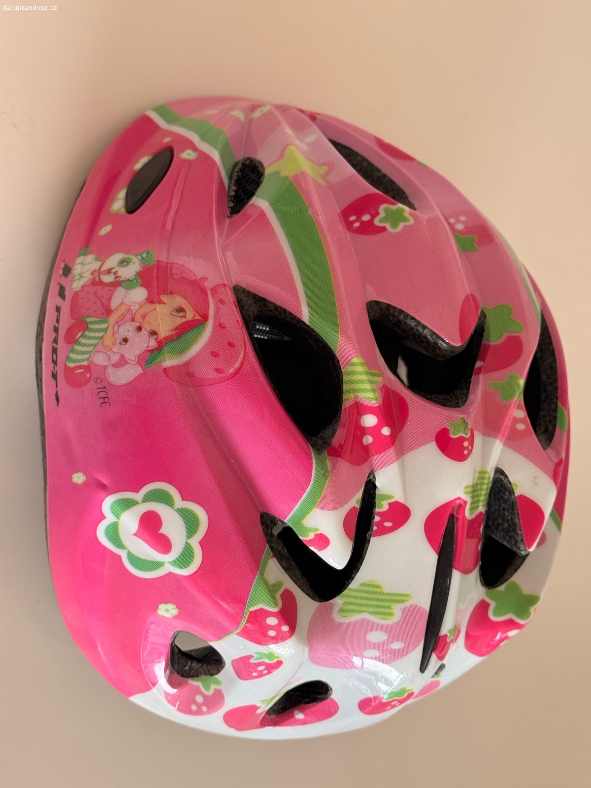 dětská cykl. helma PRO-T Toledo. Daruji za odvoz dětskou cyklistickou helmu PRO-T Toledo.

* Velikost M (52–56 cm)
* Rok výroby 2015
* Běžné známky používání, jinak plně funkční.
* Veselý růžový motiv s jahůdkami.

Pouze osobní odběr. Kdo si přijede dříve, tomu ji ráda přenechám. ??