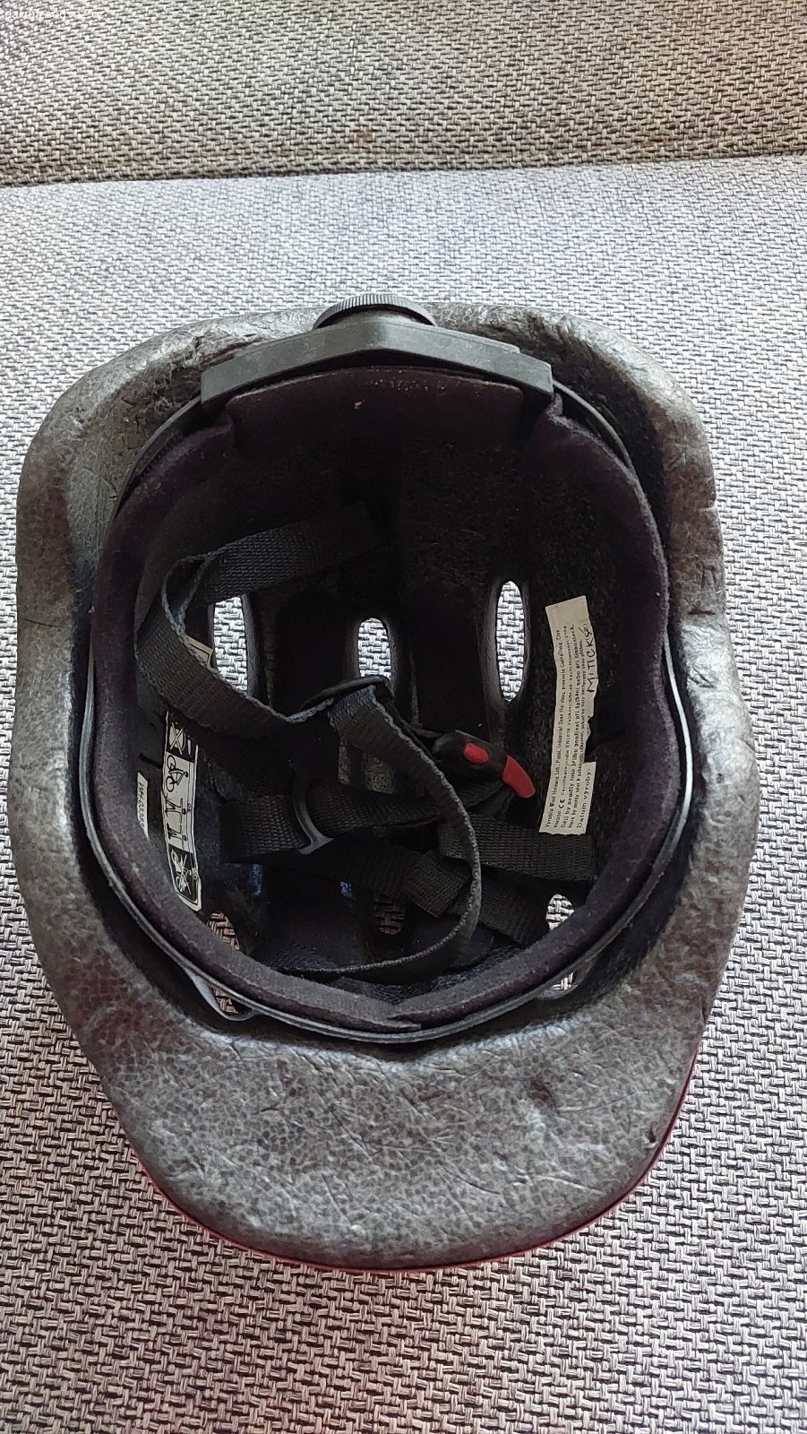 Dětská cyklist. helma a rukavice. Daruji za odvoz dětskou cyklistickou helmu a cyklistické rukavice. Helma pro obvod hlavy cca od 49 cm do max. 57 cm. K tomu přidám rukavice na kolo, uvedená velikost S. Myslím si, že to je tak pro děti 5 - 8 let. Ale odhaduji. Třeba ještě někde poslouží :)