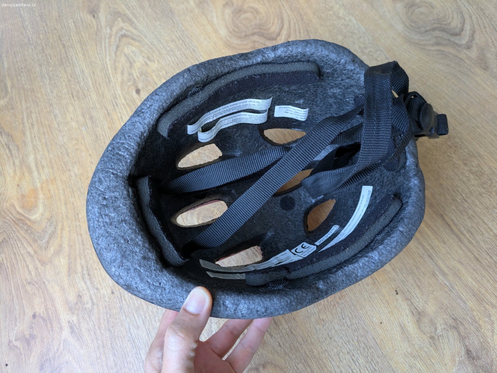 Dětská cyklistická přilba XS. Opotřebená, na jednom mieste v plášti prasklina, viz foto. Veľkosť XS (48-52 cm).