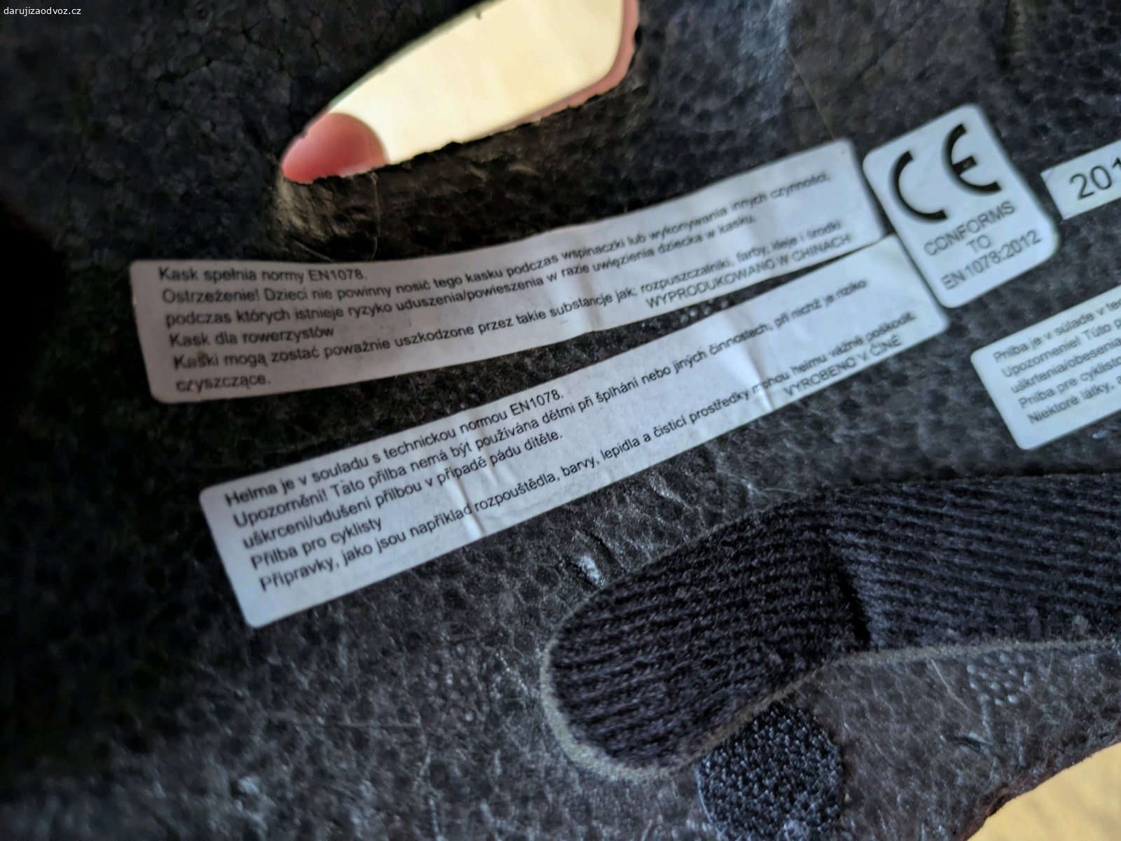 Dětská cyklistická přilba XS. Opotřebená, na jednom mieste v plášti prasklina, viz foto. Veľkosť XS (48-52 cm).