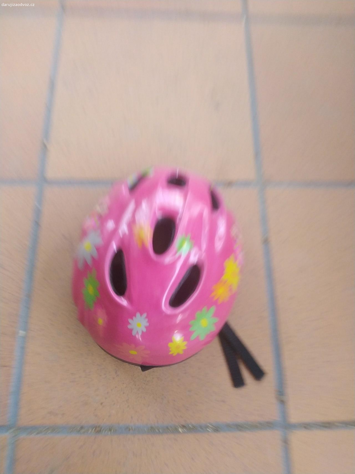 dětská helma na kolo. zachovalá.Jen osobní odběr,neposílám.